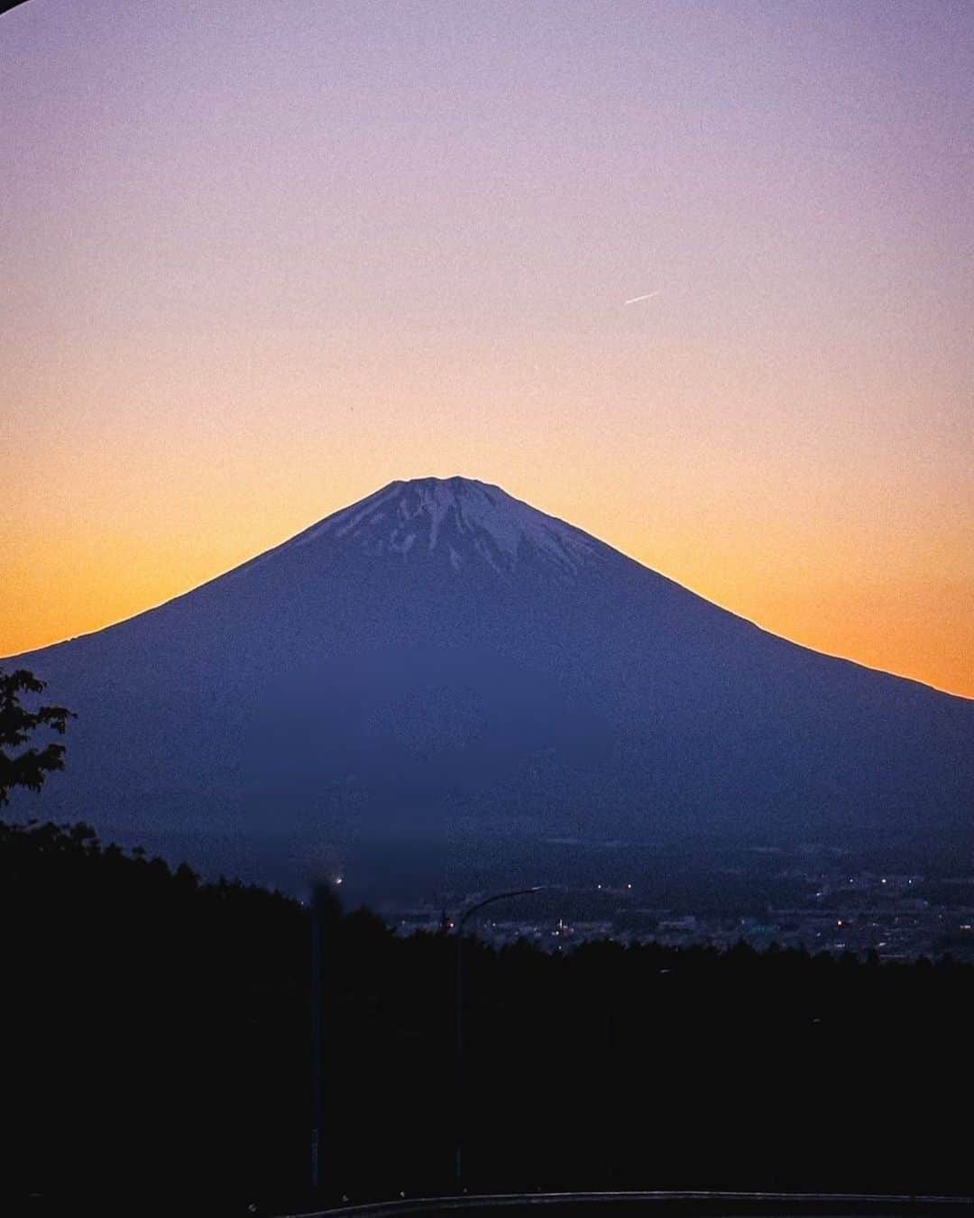渡辺佳代子さんのインスタグラム写真 - (渡辺佳代子Instagram)「帰りのロケバスから見えた富士山。  @tsuchiyama_daisuke がめっちゃかっこよく撮ってくれた！  富士山って見るだけで運気が上がりそう。」5月9日 19時01分 - kayoko_watanabe