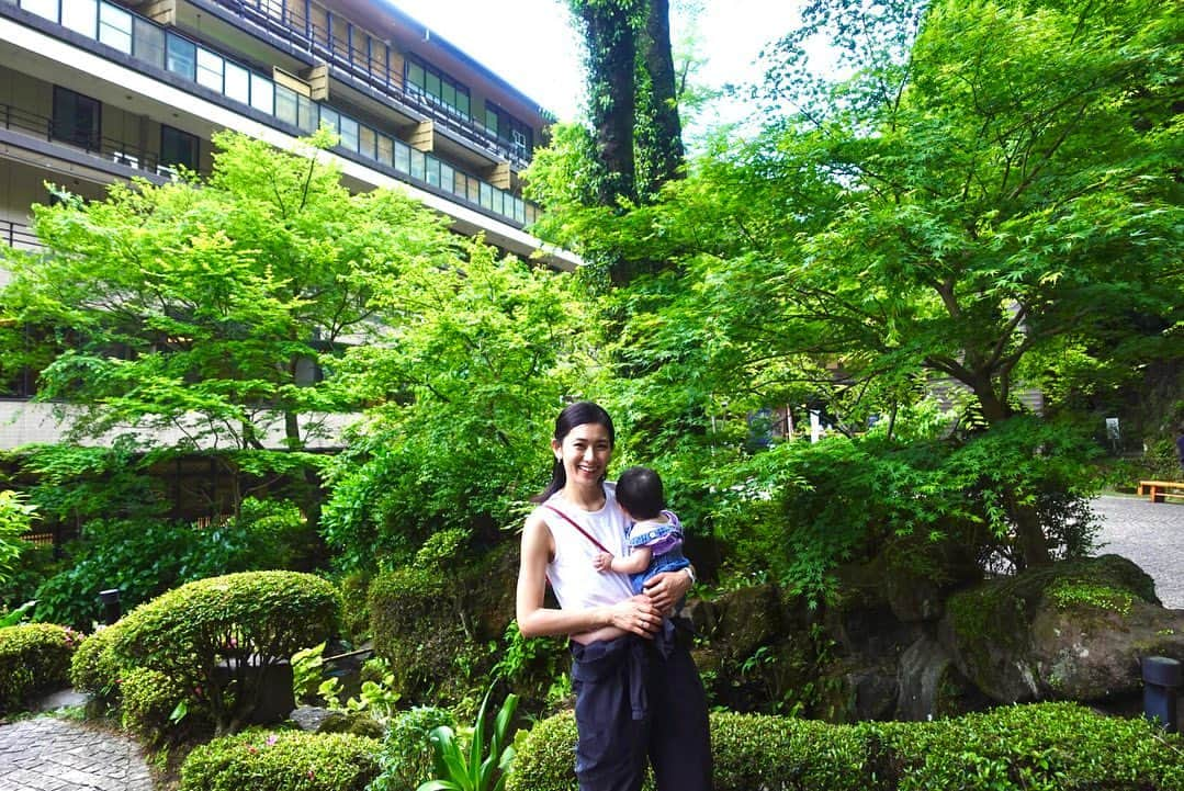 矢原里夏のインスタグラム：「📍♨️Hakone, Japan 今回もお宿は天然温泉があって家族風呂がある旅館にしました☺︎満月を観ながら入る露天風呂最高！ お庭が緑いっぱいで滝もあって朝散歩も楽しかった☺︎ 自然に癒されて、久し振りに温泉入ってサウナ入って整ったー！  滝の前には鯉が泳いでいて👶🏻が興味津々に目で追っていて（カメラ目線は難しかったけど笑）色んなことに興味を持ち始めて、目で終えるようになっているんだなと成長が見られました♪  #hakone #箱根 #japantrip」