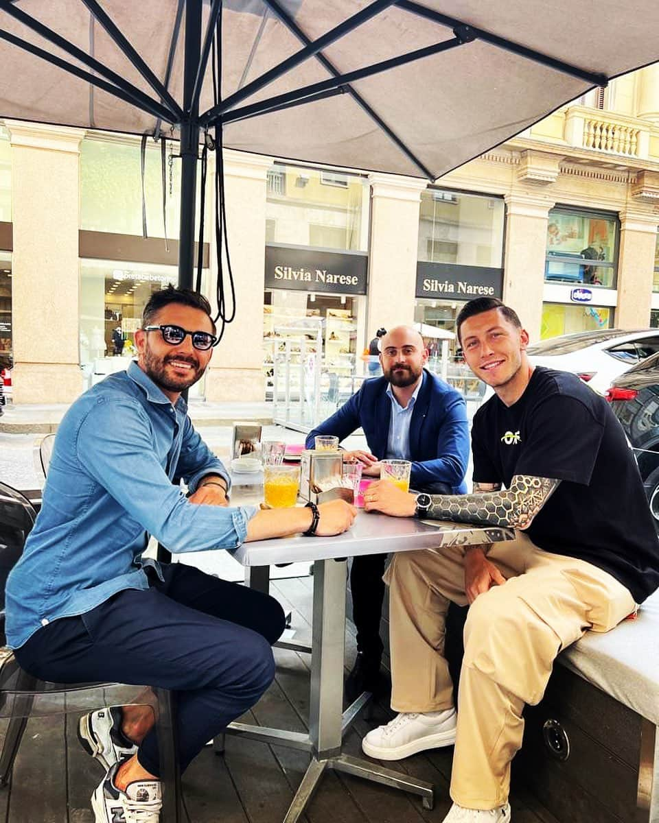 ルカ・マッローネのインスタグラム：「Football meeting ⚽️ Agente, calciatore e giornalista: cocktail perfetto, alla salute ragazzi 🥃 • • • https://it.venezianico.com/ #adv #venezianico」