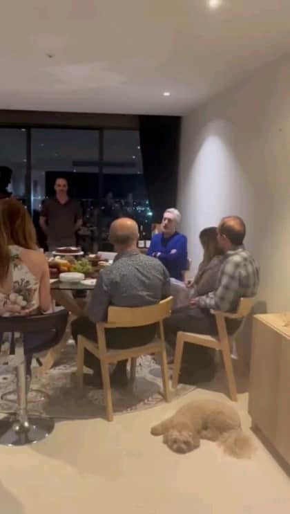 Ebiのインスタグラム：「. چند شب پیش در یک جمع صمیمی و خودمونی به میزبانی دوست خوبم آقای دکتر بهمن عزیز در شهر "ملبورن" با دوستان عزیزم آهنگ #پوست_شیر رو همخوانی کردیم که تقدیم شما میکنم امیدوارم دوست داشته باشید.. تشکر هم میکنم از دکتر عزیز برای میزبانی بی نظیرش❤️ . At my friend Dr Bahman’s house in Melbourne in very good company . #Ebi #PoosteShir #Melbourne」