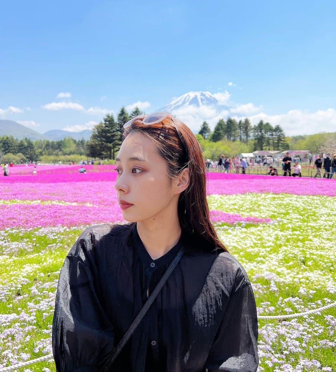 玉井らんさんのインスタグラム写真 - (玉井らんInstagram)「芝桜美しかった〜〜！！おばあちゃんが行きたいと言ってた #富士芝桜まつり 枯れる前に一緒に来れてよかった🌸🫶🏻良いGWでしたっ . . #芝桜 #富士山 #山梨観光 #山梨県 #花畑 #本栖湖 #일본여행 #mtfuji #犬とお出かけ」5月9日 18時54分 - ran_tamai