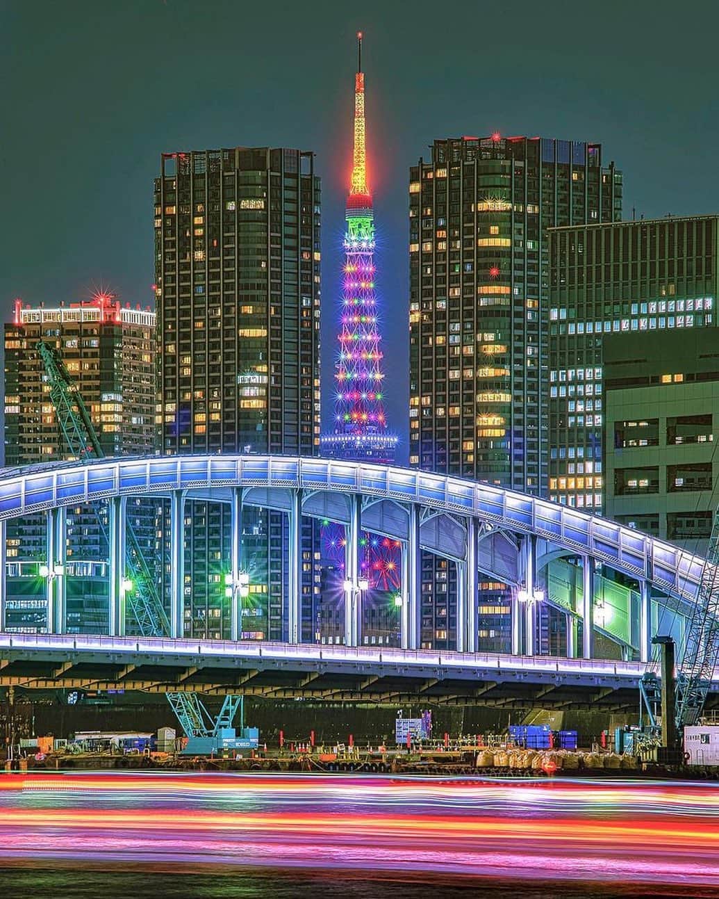 東京タワーさんのインスタグラム写真 - (東京タワーInstagram)「. ビルとビルの間から 顔を覗かせる東京タワー🗼  先日のゴールデンウィーク期間限定で 7色に輝くインフィニティ・ダイヤモンドヴェールと、 橋梁ライトアップのコラボレーションがいいですね〜✨  本日は、Your Tokyo Tower🗼から @hamasan82 さんのお写真をご紹介！  素敵なお写真をありがとうございました😊  --------------------------------  【 お知らせ 】  # your_tokyotowerで あなたの東京タワー🗼をリポスト！  皆様からの投稿どしどしお待ちしております！ （@tokyotower_official のタグ付けもよろしくね🖐）  詳細はプロフィールにある 固定されたフィード投稿から↓ @tokyotower_official  --------------------------------  #東京タワー #東京タワー🗼  #tokyotower #tokyotower🗼  #ライトアップ #lightup」5月9日 18時55分 - tokyotower_official