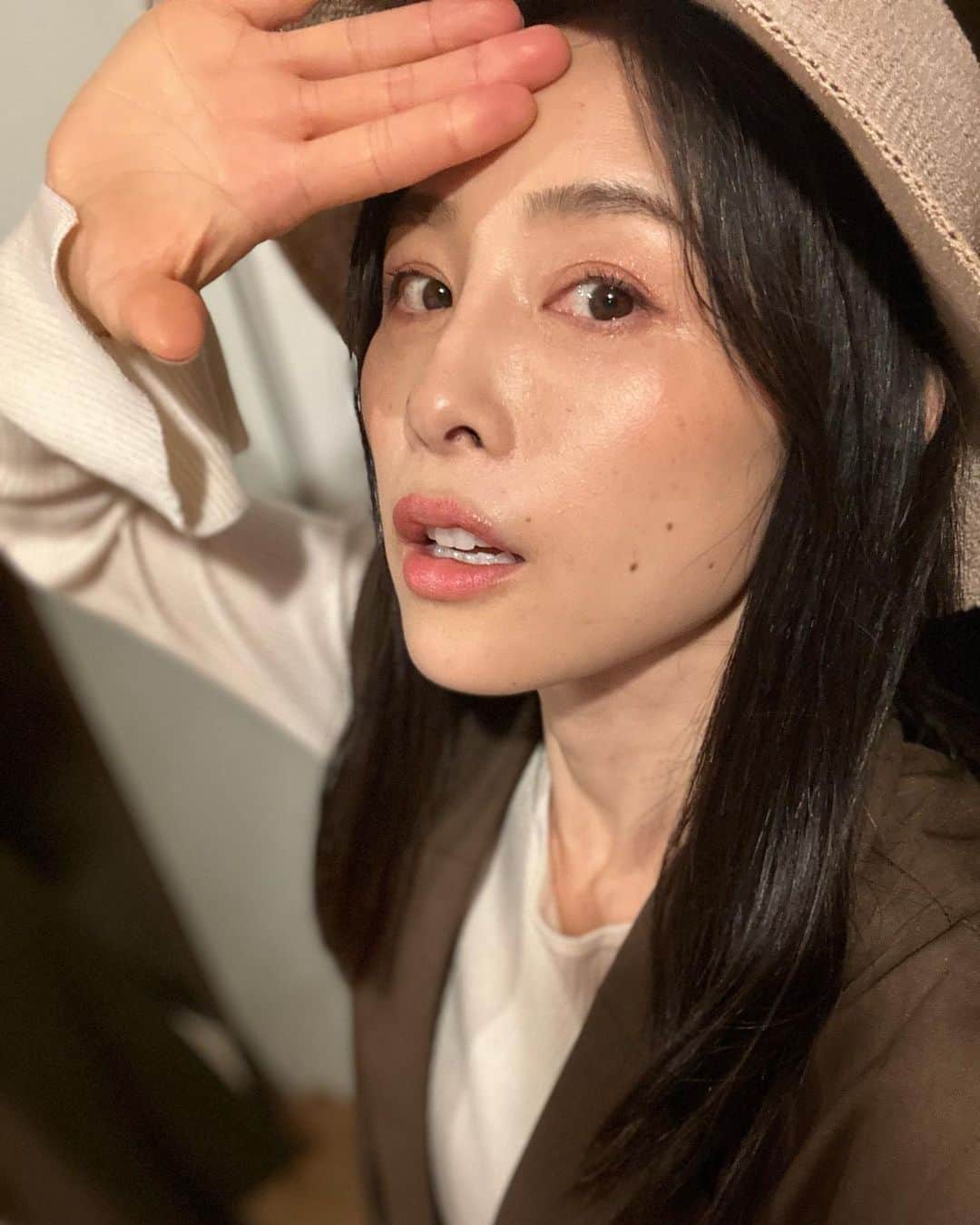 中岡由佳さんのインスタグラム写真 - (中岡由佳Instagram)「❇︎ 麦わら帽子にテーラードロングジレ。 #fashion #loungedress」5月9日 18時58分 - yuka_nakaoka
