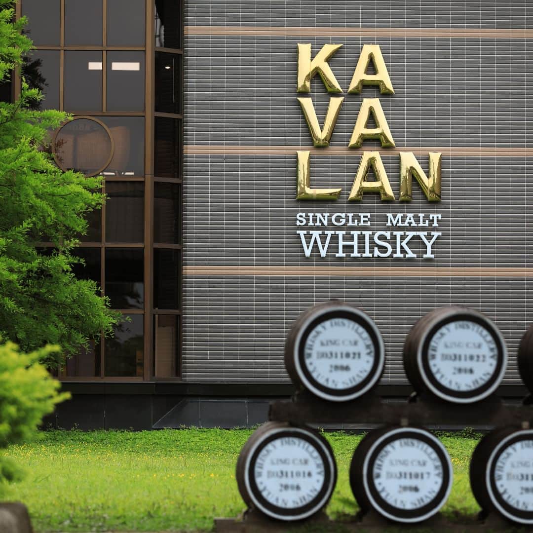 Mandarin Oriental, Tokyoさんのインスタグラム写真 - (Mandarin Oriental, TokyoInstagram)「We welcome a guest bartender from Kavalan Whisky Bar to Mandarin Bar only on the night of 11 May 2023. Kavalan Whisky Bar in Taipei is owned by King Car Group/Kavalan Distillery, which has clinched the coveted "Distiller of The Year" prize in the Rest of world category at the "2023 Icons of Whisky Rest of World" contest.   Please enjoy the creative bar experience by guest bartender James Lin who was named the global winner of Bartender of the Year at “Icons of Whiskey 2023” by the Whisky Magazine Awards.  英ウイスキーマガジン誌による「2023 Icons of Whisky Rest of World」コンテストにおいて「Distillery of The Year」賞を獲得した、Kavalan Distillery（金車カバラン蒸留所）直営の、台北にある「Kavalan Whisky Bar」（カバラン ウイスキー バー）より、2023年5月11日に一夜限りのゲストバーテンダーをマンダリンバーにお迎えいたします。  2023年バーテンダー・オブ・ザ・イヤーに選出されたゲストバーテンダーのJames Lin（林柏均）が作り出すクリエイティブなバー体験をぜひお楽しみください。 … Mandarin Oriental, Tokyo @mo_tokyo #MandarinOrientalTokyo #MOtokyo #ImAfan #MandarinOriental #FansOfMO #Nihonbashi #tokyohotel #hotelstay #staycation #mandarinbar #guestbartender #guestshift  #マンダリンオリエンタル東京 #東京ホテル #日本橋 #日本橋ホテル #ラグジュアリーホテル ＃マンダリンバー」5月9日 19時00分 - mo_tokyo