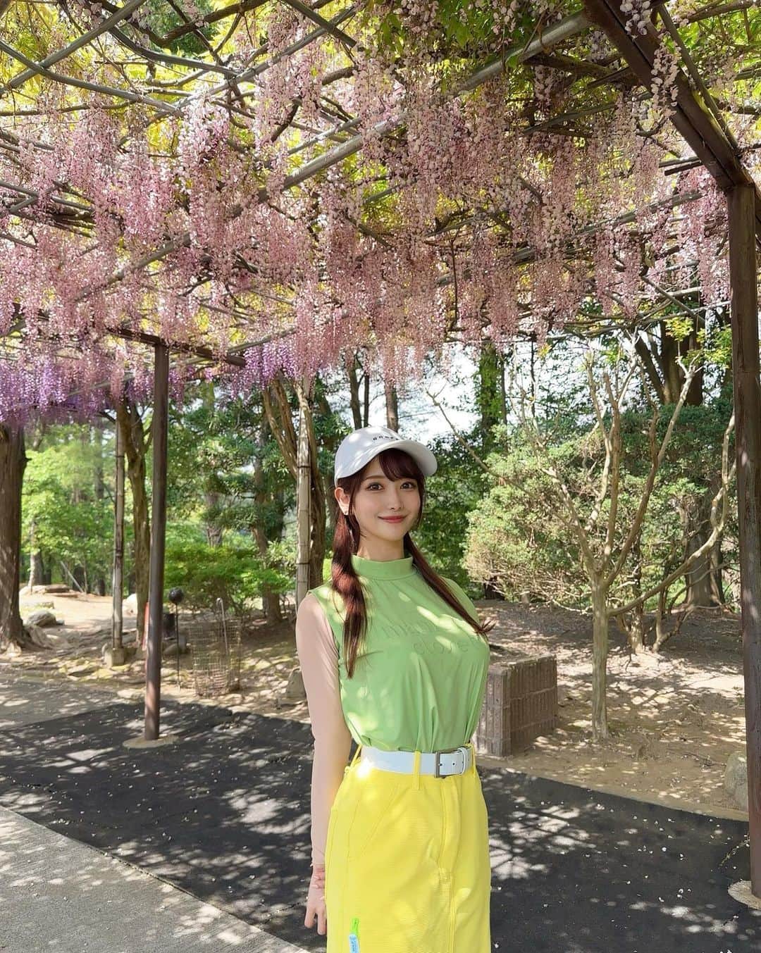 MAYUさんのインスタグラム写真 - (MAYUInstagram)「. ここのゴルフ場は全ホールのティーグラウンド横に 藤棚があって、凄く綺麗だった💐✨✨ . 全ホールってすごいよね！！ . ちょうど満開で良い時期に行けて 最高だったな〜🥺🫶🏻 . . #ゴルフ女子#ゴルフ#ゴルフウェア#ゴルフコーデ#藤#藤棚#JGMおごせゴルフクラブ#golf#golfwear#golflife#golfaddict#golfstagram#golfclub#golfcourse#wisteria#wisteriaflowers#flowers#flower#japan#japanesegirl」5月9日 19時10分 - mayu.kina_golf