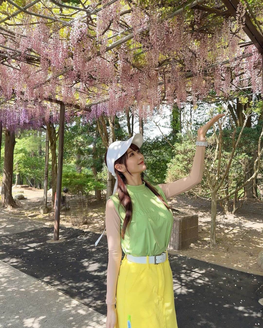 MAYUさんのインスタグラム写真 - (MAYUInstagram)「. ここのゴルフ場は全ホールのティーグラウンド横に 藤棚があって、凄く綺麗だった💐✨✨ . 全ホールってすごいよね！！ . ちょうど満開で良い時期に行けて 最高だったな〜🥺🫶🏻 . . #ゴルフ女子#ゴルフ#ゴルフウェア#ゴルフコーデ#藤#藤棚#JGMおごせゴルフクラブ#golf#golfwear#golflife#golfaddict#golfstagram#golfclub#golfcourse#wisteria#wisteriaflowers#flowers#flower#japan#japanesegirl」5月9日 19時10分 - mayu.kina_golf