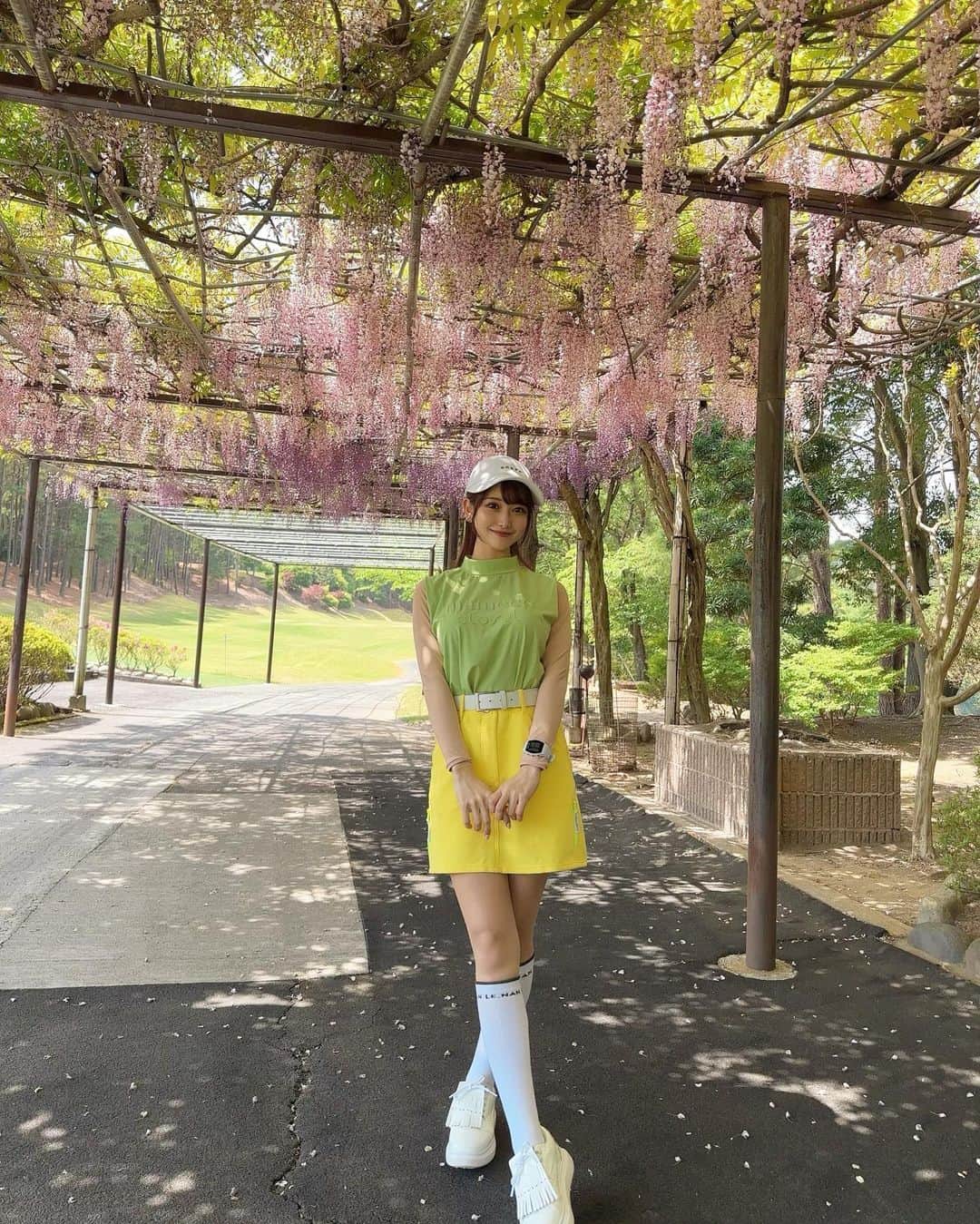 MAYUさんのインスタグラム写真 - (MAYUInstagram)「. ここのゴルフ場は全ホールのティーグラウンド横に 藤棚があって、凄く綺麗だった💐✨✨ . 全ホールってすごいよね！！ . ちょうど満開で良い時期に行けて 最高だったな〜🥺🫶🏻 . . #ゴルフ女子#ゴルフ#ゴルフウェア#ゴルフコーデ#藤#藤棚#JGMおごせゴルフクラブ#golf#golfwear#golflife#golfaddict#golfstagram#golfclub#golfcourse#wisteria#wisteriaflowers#flowers#flower#japan#japanesegirl」5月9日 19時10分 - mayu.kina_golf