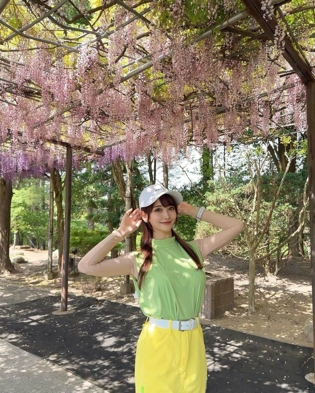 MAYUさんのインスタグラム写真 - (MAYUInstagram)「. ここのゴルフ場は全ホールのティーグラウンド横に 藤棚があって、凄く綺麗だった💐✨✨ . 全ホールってすごいよね！！ . ちょうど満開で良い時期に行けて 最高だったな〜🥺🫶🏻 . . #ゴルフ女子#ゴルフ#ゴルフウェア#ゴルフコーデ#藤#藤棚#JGMおごせゴルフクラブ#golf#golfwear#golflife#golfaddict#golfstagram#golfclub#golfcourse#wisteria#wisteriaflowers#flowers#flower#japan#japanesegirl」5月9日 19時10分 - mayu.kina_golf