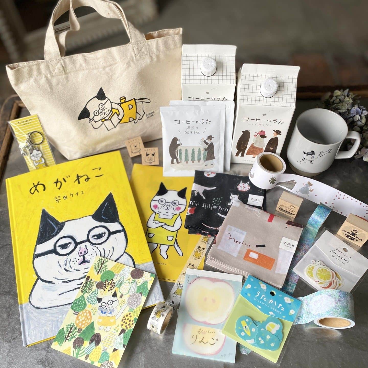 手紙社のインスタグラム：「【5/10-6/11 「手紙社紙ものフェア」@TSUTAYA 高知 中万々店】  高知の皆さん、四国の皆さん、こんにちは。 GWも明け、通常運転に突入した方も多いのではないでしょうか？ そんなふだんの生活の中でも、デスクの上に、カバンの中に、かわいい雑貨がのぞいたなら、つい“うふふ”と笑みがこぼれてしまうような、手紙社オリジナル雑貨の数々を、高知の「TSUTAYA 中万々店」さんにお持ちします！  四国最大級の売り場・本の品揃えという高知のTSUTAYA中万々店さん。実は手紙社スタッフも先日訪れたのですが、噂には聞いていたものの「こんな楽しい本屋があったなんて！」と大興奮！  毎年2回、独自にオリジナルの文学賞「山中賞」を発表したり、手書きが楽しいフリーペーパー「なかましんぶん」を毎月発行している名物書店員・山中由貴さんをはじめ、スタッフの方々が手掛けられた立体ポップは圧巻。そんなあちこちに楽しさが転がっている売り場の一角にて、手紙社の雑貨を展開させていただくことになりました。  今回お持ちするのは、手紙社が敬愛する作家の皆さんと作ったマスキングテープにロールふせん、クリアファイル、スタンプそして新作のフレークシールなどの紙雑貨のほか、ハンカチ、バッグなどの布雑貨も。もちろん高知がお膝元（！）の絵本作家兼イラストレーター・柴田ケイコさんと手紙社のコラボアイテムもたっぷりと並びます。　  四国でこれだけの手紙社雑貨が並ぶのは初めてのこと。6月11日までの1ヶ月、高知のTSUTAYA中万々店にてお待ちしております！  【「手紙社紙ものフェア」@TSUYATA 高知 中万々店】 期間：2023年5月10日（水）〜6月11日（日） 会場：TSUTAYA中万々店（高知県 高知市 中万々809） 電話： 088-875-0320 営業時間：9:00～22:00」