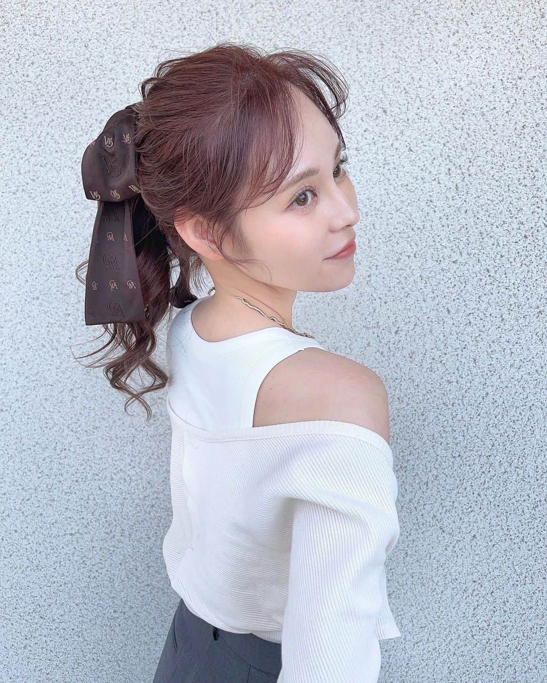 R E R Eさんのインスタグラム写真 - (R E R EInstagram)「🤎  ポニーテール スカーフアレンジ💐  ▶︎ @cuimie_official の オシャレなスカーフを使ったよ💐🤎  カラバリ豊富でかなり迷ったけど 私は ダークモカ にしました🤎  他の色もゲットしたい🥹🌿  @cuimie_official のオシャレな アクセサリーも狙っております💎😎♡ . . . . . #美容#浜松#浜松市#スキンケア#美肌#コスメ#浜松エステ#撮影#ヘアアレンジ#ヘアセット#ポニーテールの日」5月9日 19時03分 - rere0616