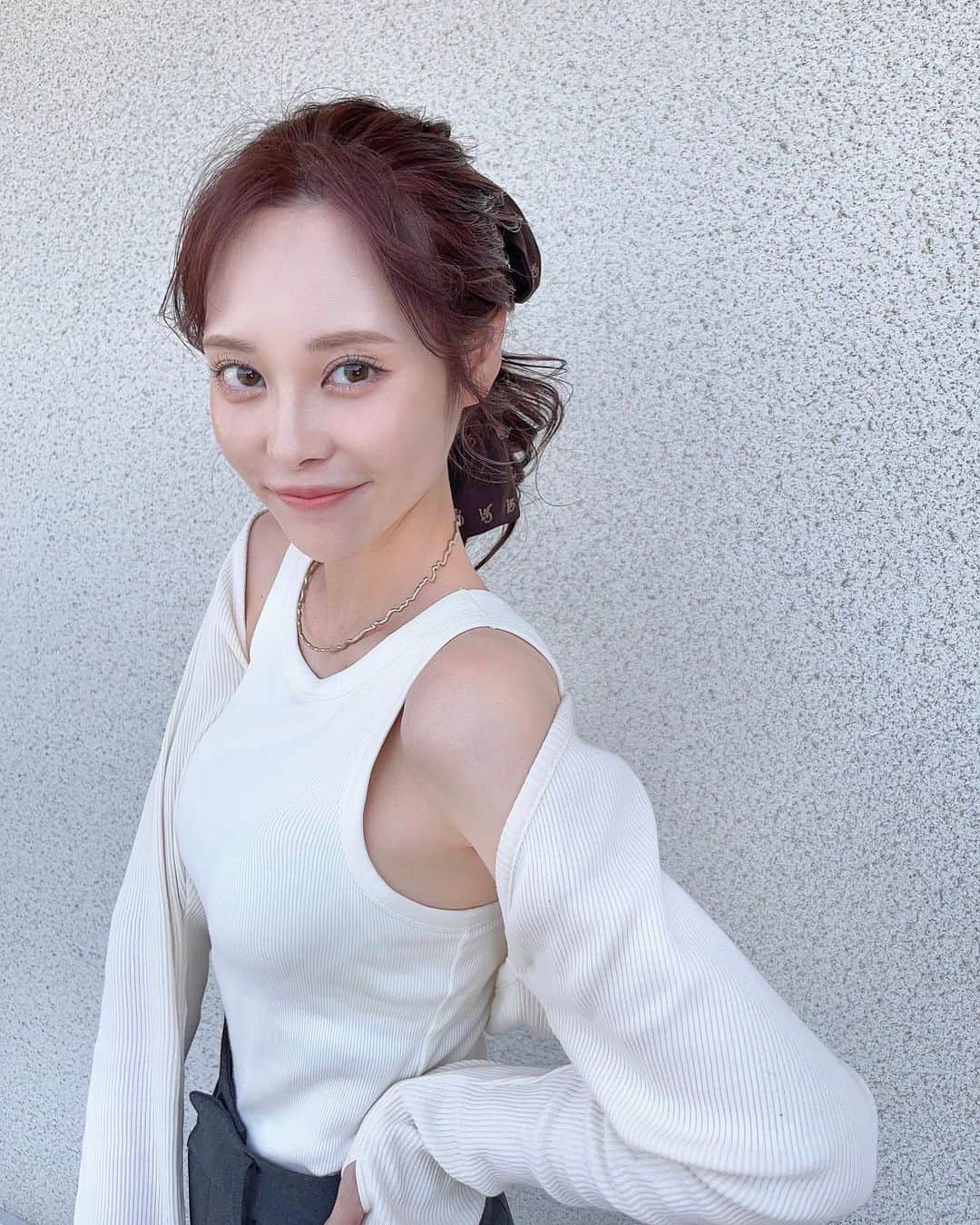 R E R Eさんのインスタグラム写真 - (R E R EInstagram)「🤎  ポニーテール スカーフアレンジ💐  ▶︎ @cuimie_official の オシャレなスカーフを使ったよ💐🤎  カラバリ豊富でかなり迷ったけど 私は ダークモカ にしました🤎  他の色もゲットしたい🥹🌿  @cuimie_official のオシャレな アクセサリーも狙っております💎😎♡ . . . . . #美容#浜松#浜松市#スキンケア#美肌#コスメ#浜松エステ#撮影#ヘアアレンジ#ヘアセット#ポニーテールの日」5月9日 19時03分 - rere0616