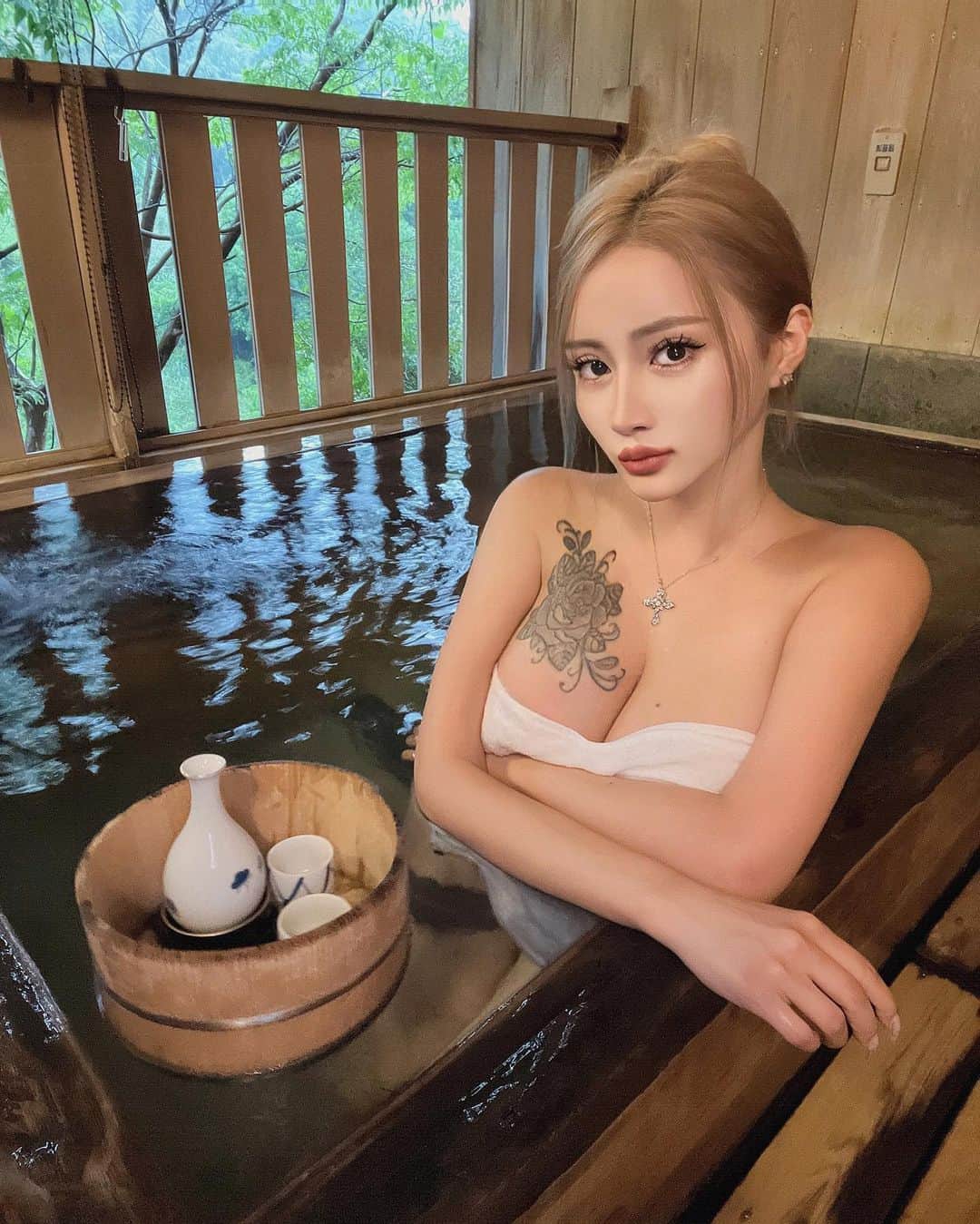 Chikoのインスタグラム：「久々の温泉♨️🐒 . 体調が万全でなく 思いっきり温泉を楽しめなかったから 次はもっと沢山楽しみたいな✨️ . 岩盤浴のあるとこ行きたい☺️🤍 . 日本酒飲めないから おちょこでコーラ飲んだよ🤍 .」