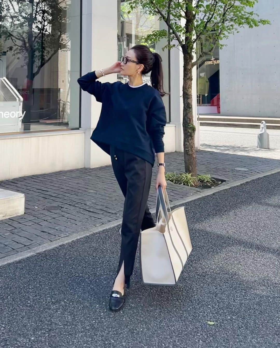 金子麻貴のインスタグラム：「スウェットにスリット入りの少し綺麗めなジョガーパンツで楽ちんコーデ。  遠出する時も仕事の時もとにかく大活躍なトートバッグ🤍  @re_gleam  5/12 再入荷です🤍  #fashion#hermes#regleam#コーディネート#カジュアルコーデ#シンプルコーデ#スウェットコーデ#ジョガーパンツ#キャンバストート#トートバッグ#ママコーデ#春コーデ」