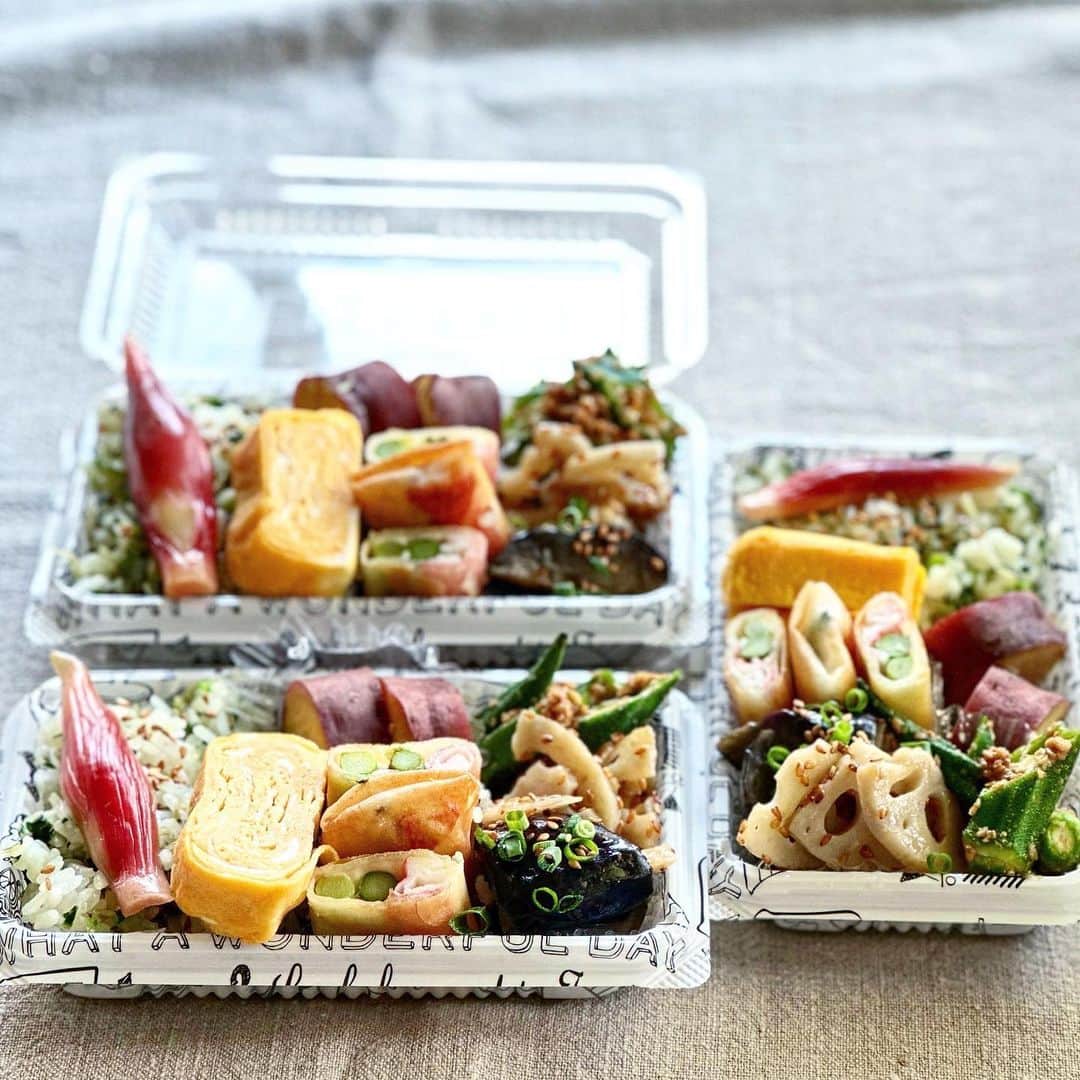 のインスタグラム：「今日のお弁当 2023.05.09  小松菜とじゃこご飯 卵焼き アスパラとカニカマとチーズの春巻き 蓮根金平 茄子南蛮 オクラの胡麻和え さつま芋煮 茗荷甘酢漬け  国産のオクラを発見したので即買い♡ で始めは高いけど2パック購入してやった👍 オクラってホントに万能で、夏の野菜の中で1位2位を争うレベルw 枝豆とトウモロコシも大好物😋😋」