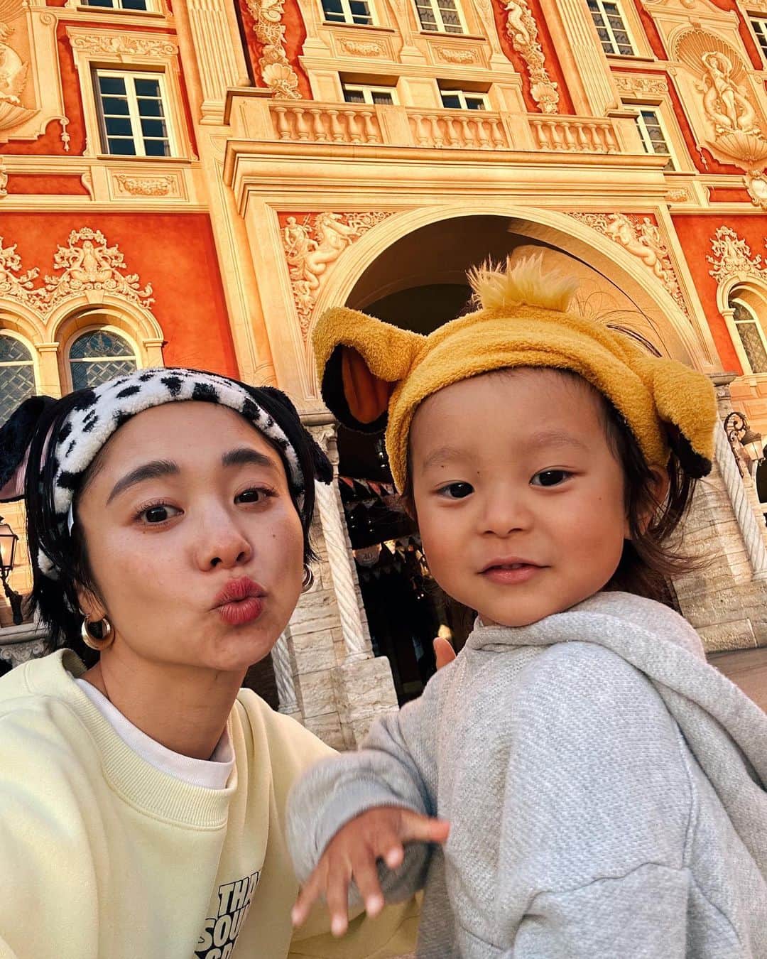 忍舞のインスタグラム：「シンバ🦁わんちゃん🐶  3枚目はシンバを持ち上げたシーンww  5枚目もシンバになりきってるw  去年ぶりのディズニーで 息子の楽しみ方もちがってて 最後はジェットコースター6回乗って テンションぶち上げで楽しそうだったw  #ディズニーシー #親子ディズニー #ディズニーコーデ」