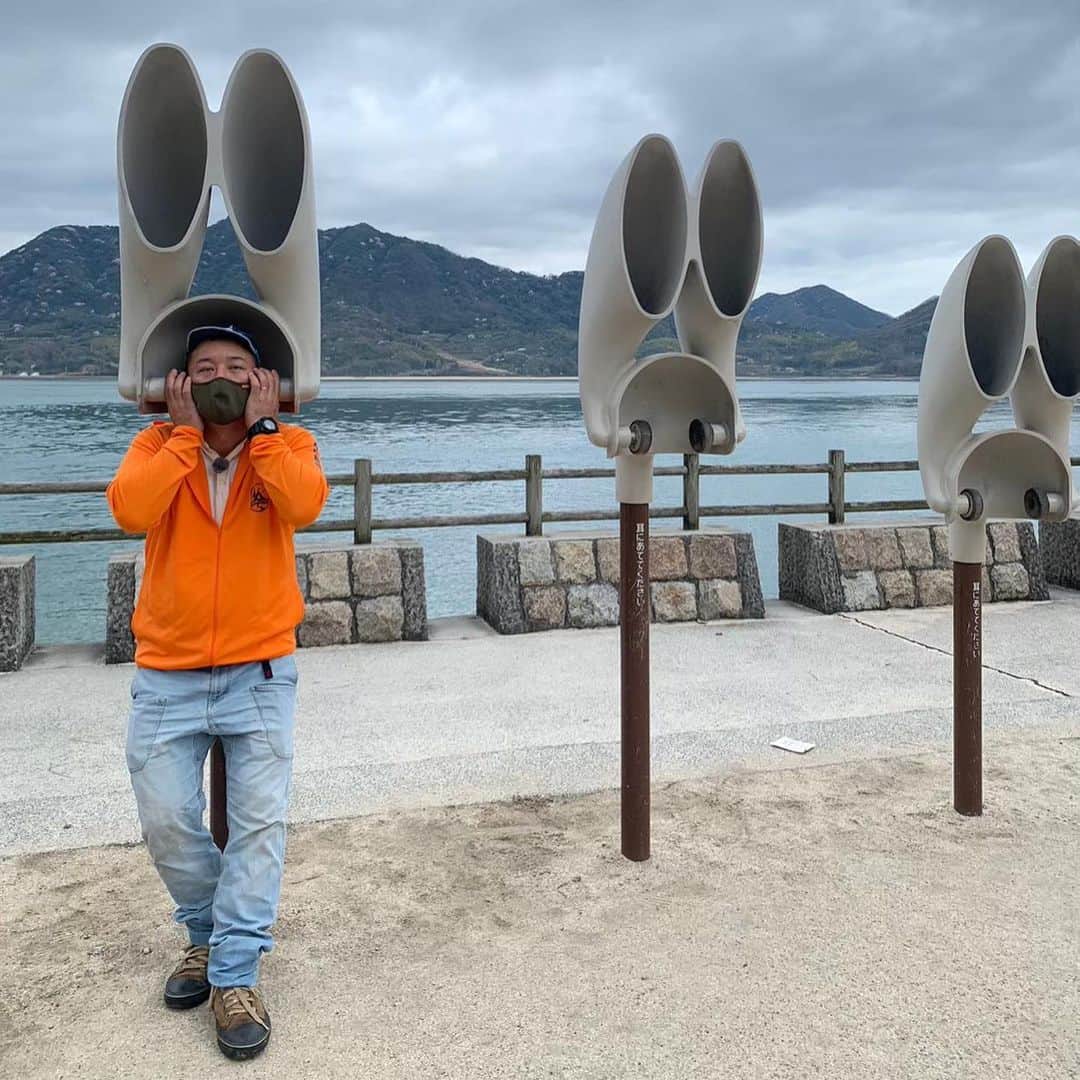 西村瑞樹（西村キャンプ場）さんのインスタグラム写真 - (西村瑞樹（西村キャンプ場）Instagram)「うさぎ×おじさん🐰💕  今週13日(土)の『#西村キャンプ場』は、 “ハラハラ”キャンプ旅最終章！  この旅最後のキャンプ地は、 うさぎの島・大久野島🐰  幼い頃に大久野島でキャンプをしたという西村さん、 約３５年ぶりに島に上陸！ するとさっそく、うさぎからの歓迎が…？   うさぎの島ではしゃぐ西村さん、お楽しみに🐇  🌳🌳🌳🌳🌳🌳🌳🌳🌳  TVerで期間限定配信中！  ラインナップはこちら👇 🏕広島駅〜宮島編 🏕小峠さん登場！国道375号線キャンプ旅 🏕広島のスター奥田民生が来たぞ〜SP  🌳🌳🌳🌳🌳🌳🌳🌳🌳  #バイきんぐ #バイきんぐ西村 #camp西村 #camp #camping #outdoor #広島 #広島旅行 #うさぎ #大久野島 #うさぎ島 #三原 #キャンプ #キャンプだホイ #TVer #小峠英二 #奥田民生 #OT」5月9日 19時07分 - tss_nishimuracamp