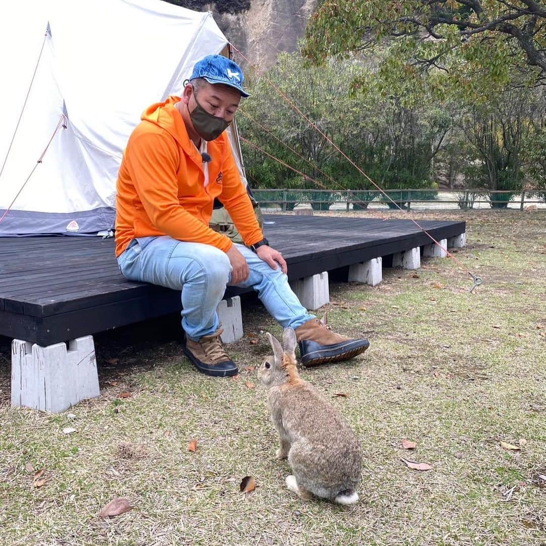 西村瑞樹（西村キャンプ場）さんのインスタグラム写真 - (西村瑞樹（西村キャンプ場）Instagram)「うさぎ×おじさん🐰💕  今週13日(土)の『#西村キャンプ場』は、 “ハラハラ”キャンプ旅最終章！  この旅最後のキャンプ地は、 うさぎの島・大久野島🐰  幼い頃に大久野島でキャンプをしたという西村さん、 約３５年ぶりに島に上陸！ するとさっそく、うさぎからの歓迎が…？   うさぎの島ではしゃぐ西村さん、お楽しみに🐇  🌳🌳🌳🌳🌳🌳🌳🌳🌳  TVerで期間限定配信中！  ラインナップはこちら👇 🏕広島駅〜宮島編 🏕小峠さん登場！国道375号線キャンプ旅 🏕広島のスター奥田民生が来たぞ〜SP  🌳🌳🌳🌳🌳🌳🌳🌳🌳  #バイきんぐ #バイきんぐ西村 #camp西村 #camp #camping #outdoor #広島 #広島旅行 #うさぎ #大久野島 #うさぎ島 #三原 #キャンプ #キャンプだホイ #TVer #小峠英二 #奥田民生 #OT」5月9日 19時07分 - tss_nishimuracamp