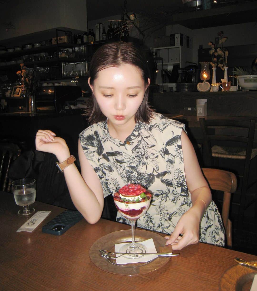 江野沢愛美さんのインスタグラム写真 - (江野沢愛美Instagram)「札幌といえば #シメパフェ 🍓  あみちゃんとあいりちゃんとサツコレ終わりにご飯食べてお酒飲んでから行ってきました。  前も行って美味しかったお店なんだけど、 見た目も本当に可愛くてくどい甘さじゃないとこがシメパフェの好きなところ。  甘酸っぱくてさわやかなパフェが美味しかったです♡  ショー終わりなのでとってもメイクが濃いです...（笑） カニや海老の海鮮を食べて、帰りはラーメンも食べれて幸せでした🍜  いつも大行列だけど、札幌の人は本当にシメパフェするのかなぁ？😗 皆さんはシメパフェしたことありますか？」5月9日 19時16分 - enosawa_manami