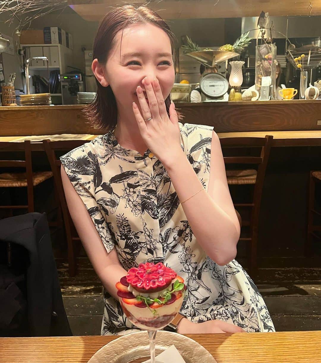 江野沢愛美さんのインスタグラム写真 - (江野沢愛美Instagram)「札幌といえば #シメパフェ 🍓  あみちゃんとあいりちゃんとサツコレ終わりにご飯食べてお酒飲んでから行ってきました。  前も行って美味しかったお店なんだけど、 見た目も本当に可愛くてくどい甘さじゃないとこがシメパフェの好きなところ。  甘酸っぱくてさわやかなパフェが美味しかったです♡  ショー終わりなのでとってもメイクが濃いです...（笑） カニや海老の海鮮を食べて、帰りはラーメンも食べれて幸せでした🍜  いつも大行列だけど、札幌の人は本当にシメパフェするのかなぁ？😗 皆さんはシメパフェしたことありますか？」5月9日 19時16分 - enosawa_manami