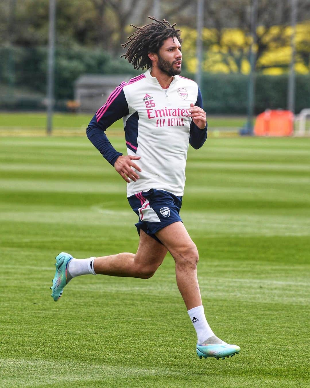 モハメド・エルネニーさんのインスタグラム写真 - (モハメド・エルネニーInstagram)「Back on the grass, back running ❤️  Mohamed Elneny has returned to the training pitches at London Colney as he continues to recover from his knee injury.  Our midfielder has been out of action since January and has undergone five months of rehab.  Mo took a significant step towards returning to first-team action when he took part in some running for the first time since his surgery.」5月9日 19時20分 - elnennym