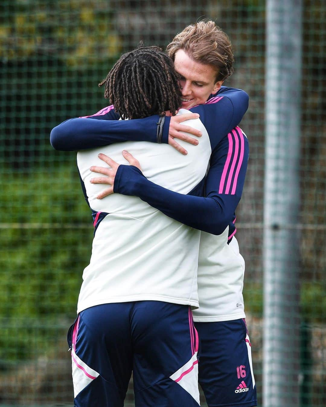 モハメド・エルネニーさんのインスタグラム写真 - (モハメド・エルネニーInstagram)「Back on the grass, back running ❤️  Mohamed Elneny has returned to the training pitches at London Colney as he continues to recover from his knee injury.  Our midfielder has been out of action since January and has undergone five months of rehab.  Mo took a significant step towards returning to first-team action when he took part in some running for the first time since his surgery.」5月9日 19時20分 - elnennym