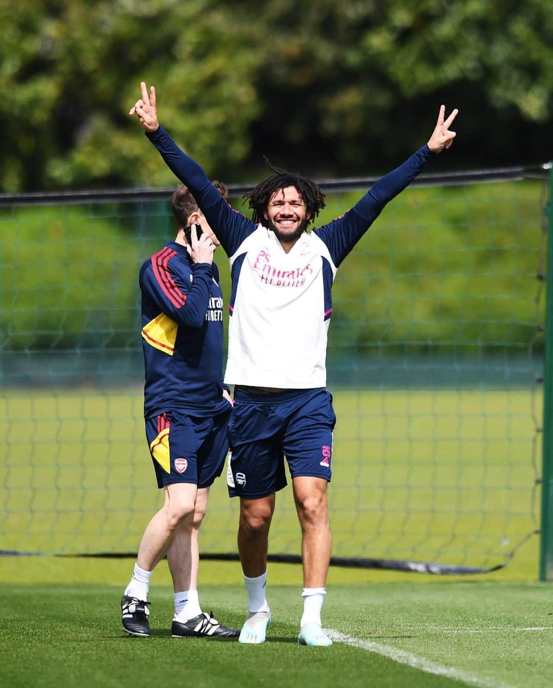 モハメド・エルネニーさんのインスタグラム写真 - (モハメド・エルネニーInstagram)「Back on the grass, back running ❤️  Mohamed Elneny has returned to the training pitches at London Colney as he continues to recover from his knee injury.  Our midfielder has been out of action since January and has undergone five months of rehab.  Mo took a significant step towards returning to first-team action when he took part in some running for the first time since his surgery.」5月9日 19時20分 - elnennym