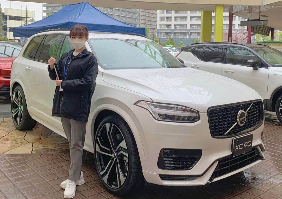 矢内井玲奈のインスタグラム：「先日VOLVO車両展示会イベントのお手伝いをさせていただきました🚘  北欧スウェーデンの自動車メーカーで、安全性に優れたボルボ・カー✨ かっこいい車に囲まれて楽しい3日間でした！ XC90と一緒にお写真撮ってもらえて嬉しかったです☺️💓  明日から3日間も展示会のお仕事！！ 頑張ります❣️  #ボルボ #ボルボ好きな人と繋がりたい #xc90 #volvo #volvocars #車両展示 #展示会 #イベントコンパニオン」