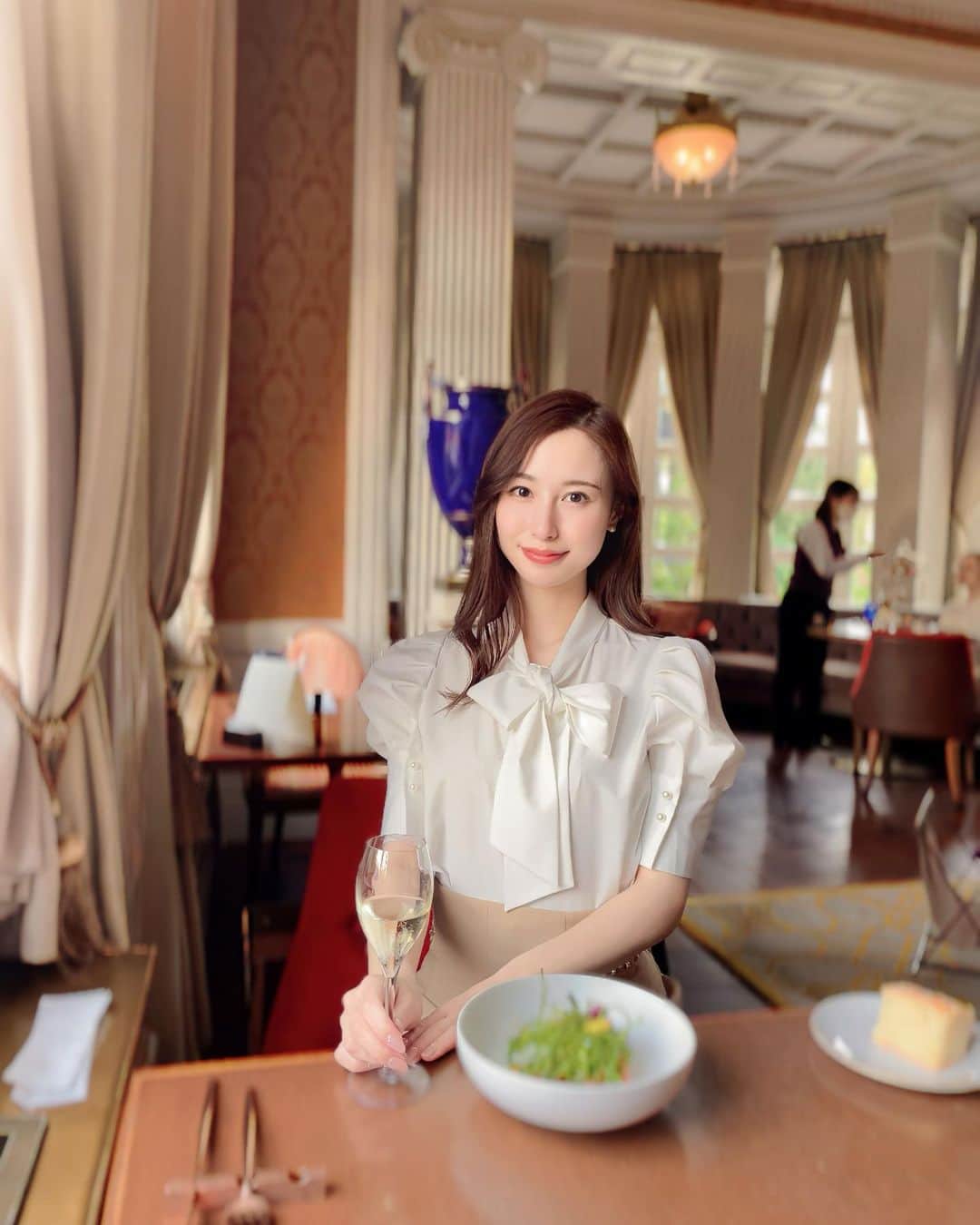 Chihiroのインスタグラム：「さあやちゃんとROYAL LUNCH🍽  この日は紀尾井町にあるロイヤルな空間 「ラ・メゾン・キオイ」でランチをしました♡  さあやちゃんは以前私の診断を受けて下さったお客様♡ 趣味だったり、可愛いと思うものが似ていて意気投合し、念願のランチ会に至りました🥹 しかも、この日も「診断を受けてからの変化」を沢山伝えてくださり、とってもとっても嬉しかったです🥹♡ さあやちゃんのドレス姿も楽しみにしております♡  この日いただいたランチコースはこちら🍽 コスパ抜群でおすすめです！！  ▪️ラ・メゾン コース <デザート：ストロベリーパフェ(ハーフサイズ)> ※3月2日〜 La Maison Course + Strawberry Parfait ※Tablecheckにてご予約受付中 ※数量限定・ご予約制 ¥4,800-  ※HPより引用  お洋服は @swingle_official   〜〜〜〜〜〜〜〜〜〜〜〜〜〜〜〜〜〜〜 【イメージコンサルティングサロン　Ciccy】  パーソナルカラー診断が気になる方はこちら ▶︎ @ciccy_shibaura   ♦︎時間 9:30〜17:30 (時間調整可能)  ♦︎場所 東京都港区芝浦  ♦︎定休日 なし  ♦︎メニュー ✈︎Economy class✈︎ パーソナルカラー診断＋骨格診断 Ciccy診断士枠: ¥22,500- 代表栂野枠：¥32,000- ※ペア診断可能  ✈︎Business class✈︎ パーソナルカラー診断＋骨格診断＋メイクレッスン 代表栂野枠：¥48,500- ※ペア診断可能  ✈︎First class✈︎ 3〜4日かけて行うトータルプロデュース。メニューはカスタマイズ可能。 代表栂野枠：99,500-  詳細はInstagramプロフィール下のURLよりご確認ください。 〜〜〜〜〜〜〜〜〜〜〜〜〜〜〜 【イメージコンサルタント養成講座】  GIA芝浦校の養成講座は6月まで満席です。 現在2023年7月スタートより募集を開始いたしました♡ 詳しくはHPをご覧ください♡  〜〜〜〜〜〜〜〜〜〜〜〜〜〜〜 #パーソナルカラー診断東京 #パーソナルカラー診断 #イメコン #イメージコンサルタント養成講座 #骨格診断 #毎日コーデ #ロイヤルコーデ #骨格ウェーブ」