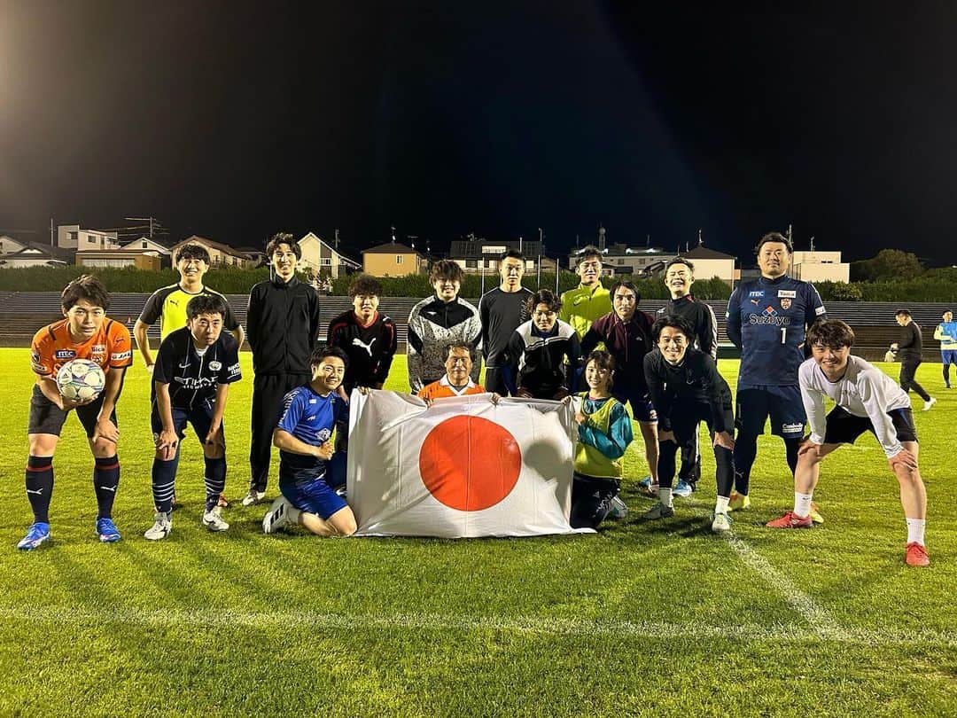 片山真人のインスタグラム：「【静岡のテレビ局恒例のサッカーリーグ戦】 私が入社するはるか前から行われてきた、静岡のテレビ局対抗のサッカー リーグ戦、マンデーリーグ。新型コロナの影響で４年ぶりに開催され、昨夜全日程を消化しました。 静岡朝日テレビは毎年最下位の４位が定位置なのですが、今年は最後の順位決定戦で勝利し３位フィニッシュとなりました！！ だいいちテレビ、静岡学園の１０番須藤アナを筆頭に、テレしずのエスパルスユース出身の鈴木くん、清水東や藤枝東などのサッカー部OBが違いを見せながら大いに試合を盛り上げてくれました。  次は秋開催？ 片山も失点数を減らせるように日々鍛錬します！！  0-6だいいちテレビ 0-4SBS 1-2テレしず 4-0テレしず  片山は4試合でゴールマウスを守り12失点！  #サッカー #マンデーリーグ #草薙球技場 #静岡 #football #静岡朝日テレビ #アナウンサー #なぜか国旗」