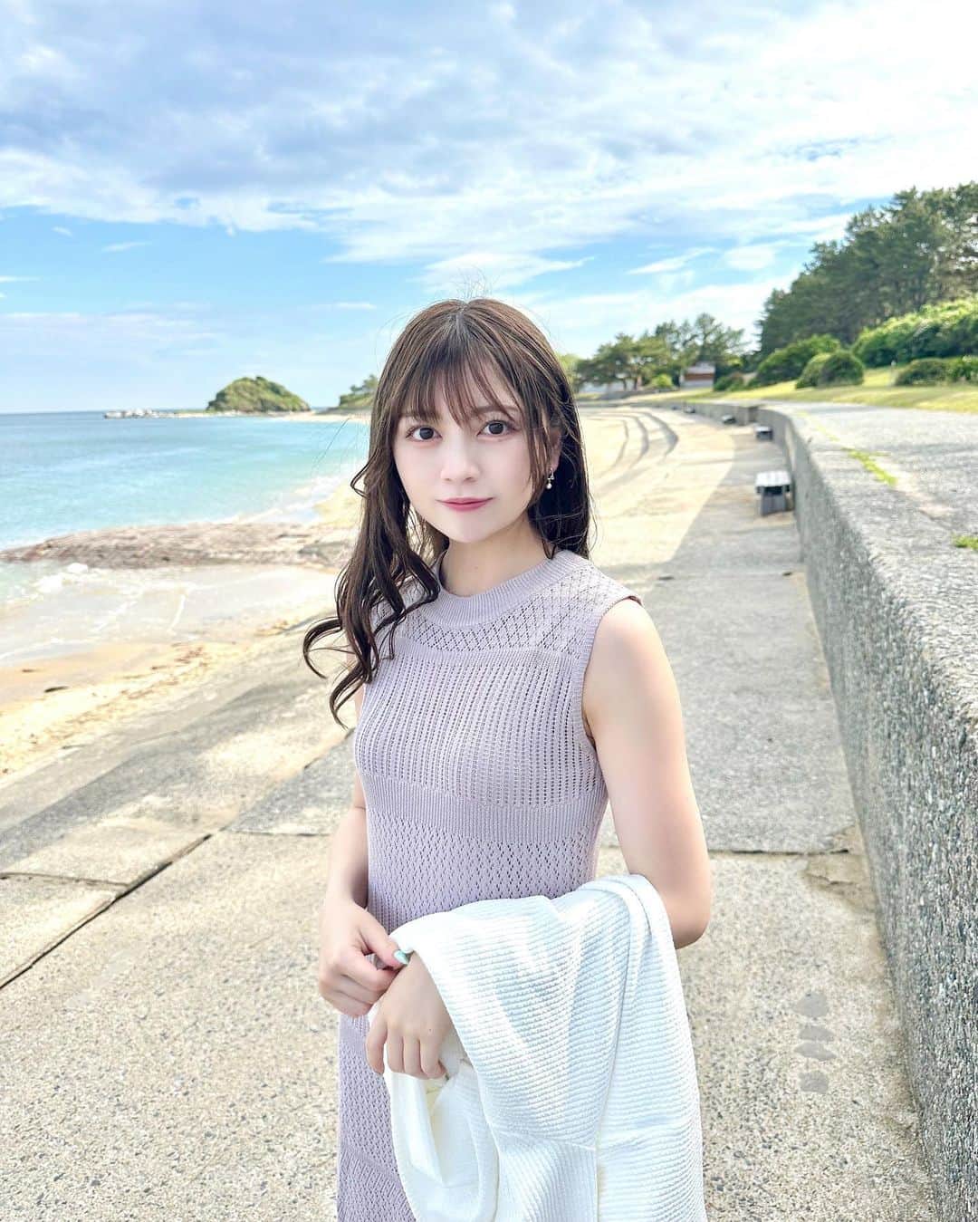 廣川奈々聖のインスタグラム：「🤍🪼💭 ⁡ ⁡ この間、福岡行ったとき どうしても海に行きたい！って衝動に駆られて 朝6時に起きてドライブしたの！ ⁡ ⁡ 天気予報全然良くなかったのに 眩しすぎるくらい晴れてくれて 本っ当に最高だった……！！( ; _ ; )☀️🪄︎︎ ( 頑張って起きた甲斐があったな、、！)  ⁡ ⁡ ⁡ ⁡ 次はまたゆっくり地元帰ってきたい！ ⁡ パパありがとう👶🏻 ⁡ ⁡ ⁡ 海綺麗すぎてしあわせだった〜♡ ⁡ ⁡ ⁡ ⁡ ⁡ ⁡ ⁡#福岡旅行 #福岡ドライブ #志賀島 #志賀島ドライブ #海の中道 #ドライブスポット #海コーデ #帰省 #fukuokatrip #shikanoshima  ⁡」