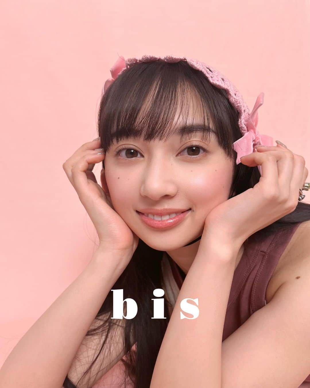 bis_web bis [ビス] さんのインスタグラム写真 - (bis_web bis [ビス] Instagram)「⋱ 可愛いと思ったら🍓でコメントしてね ⋰  発売中の #bis5月号 から オフショットをお届け🪽ˎˊ˗ 今日は・・・  ／  #小宮有紗 ちゃん🎀🍓  ＼  《春のメイク企画》に登場🌷 メイクプロセスはbiswebで 𝐶ℎ𝑒𝑐𝑘してね💻🖱️  #bis_web」5月9日 19時30分 - bis_web