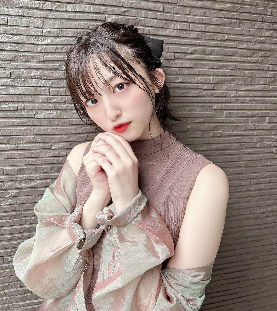 石井陽菜のインスタグラム：「⁡ ⁡ ⁡ 暑かったり寒かったり 寒暖差がすごいけどみんな体調気をつけてね🍃 ⁡ シャツコーデが大好き♡ ⁡ #snidel」