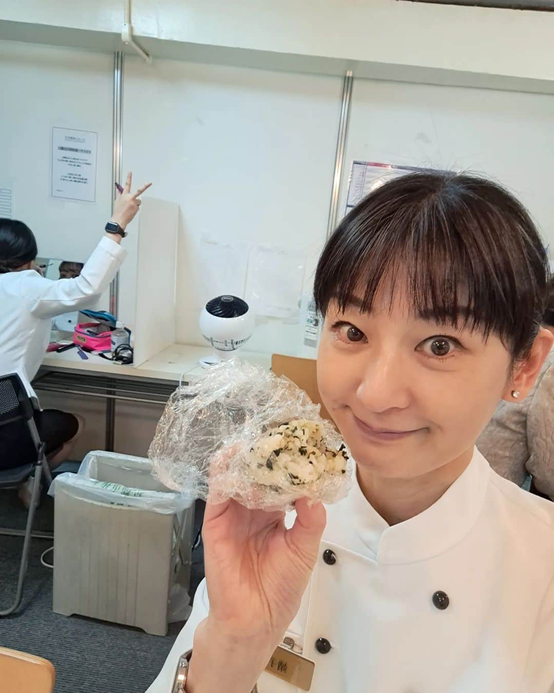 高橋靖子さんのインスタグラム写真 - (高橋靖子Instagram)「5月9日(火)～5月15日(月)までの祇園花月🎵アキさん座長週です🌱(おにぎり🍙食べてる私の後ろでピースしてるのは小林ゆうちゃん😊) #アメブロ更新しました😄☝️ #おにぎり #祇園花月 #吉本新喜劇 #よしもと新喜劇 #新喜劇 #kyoto  #gion」5月9日 19時33分 - oyasupororo