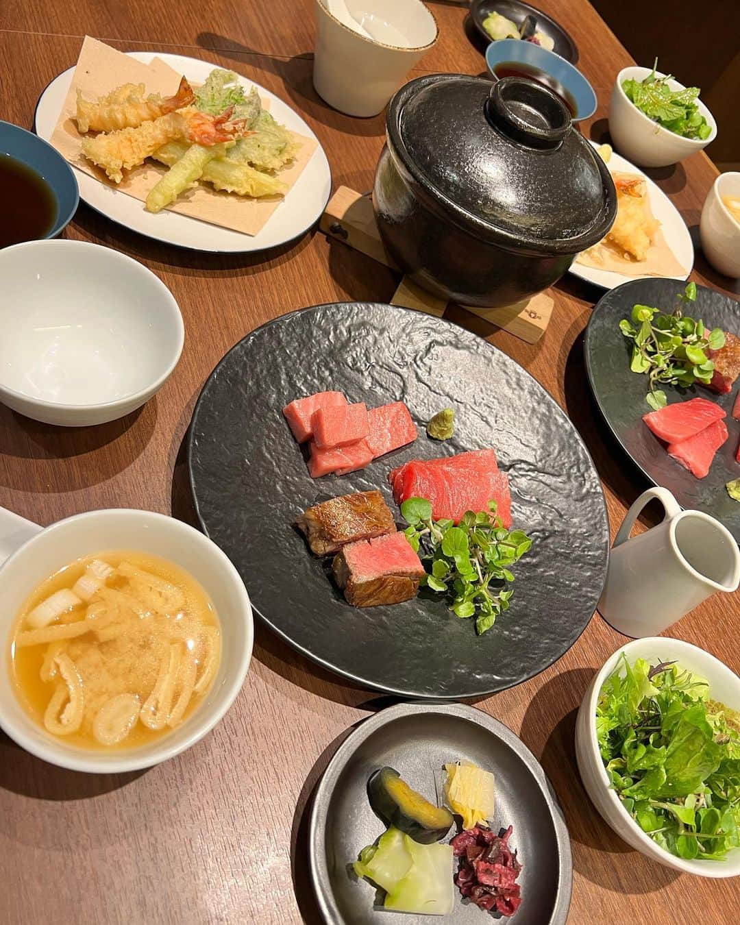 YURIのインスタグラム：「BLUENOTE賄いがレベチ🔥 ひたすら美味で優雅なご飯🍽️ Bluenote dinners are my fave😋🥰  皆さんからのお土産やお手紙も有難う 🩵🩵🩵  #thankyou #gourmet #dinner」