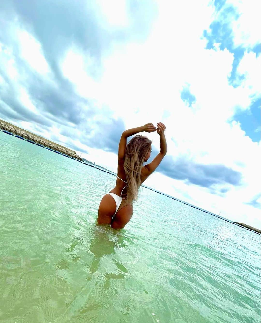 AMIIIIのインスタグラム：「. 🌴🌺OKINAWA🌺🌴 . ちょっとだけど海入れて嬉しかった🫶🏾 . . . #tbt #dayoff #beach #bikini #bikinigirls #sea #fitness #workout  #portrait #okinawa #gogodancer #海 #筋トレ女子#ゴーゴーダンサー#ダンサー#ビキニギャル#ビキニ#沖縄#北谷#水着#黒ギャル#お尻」