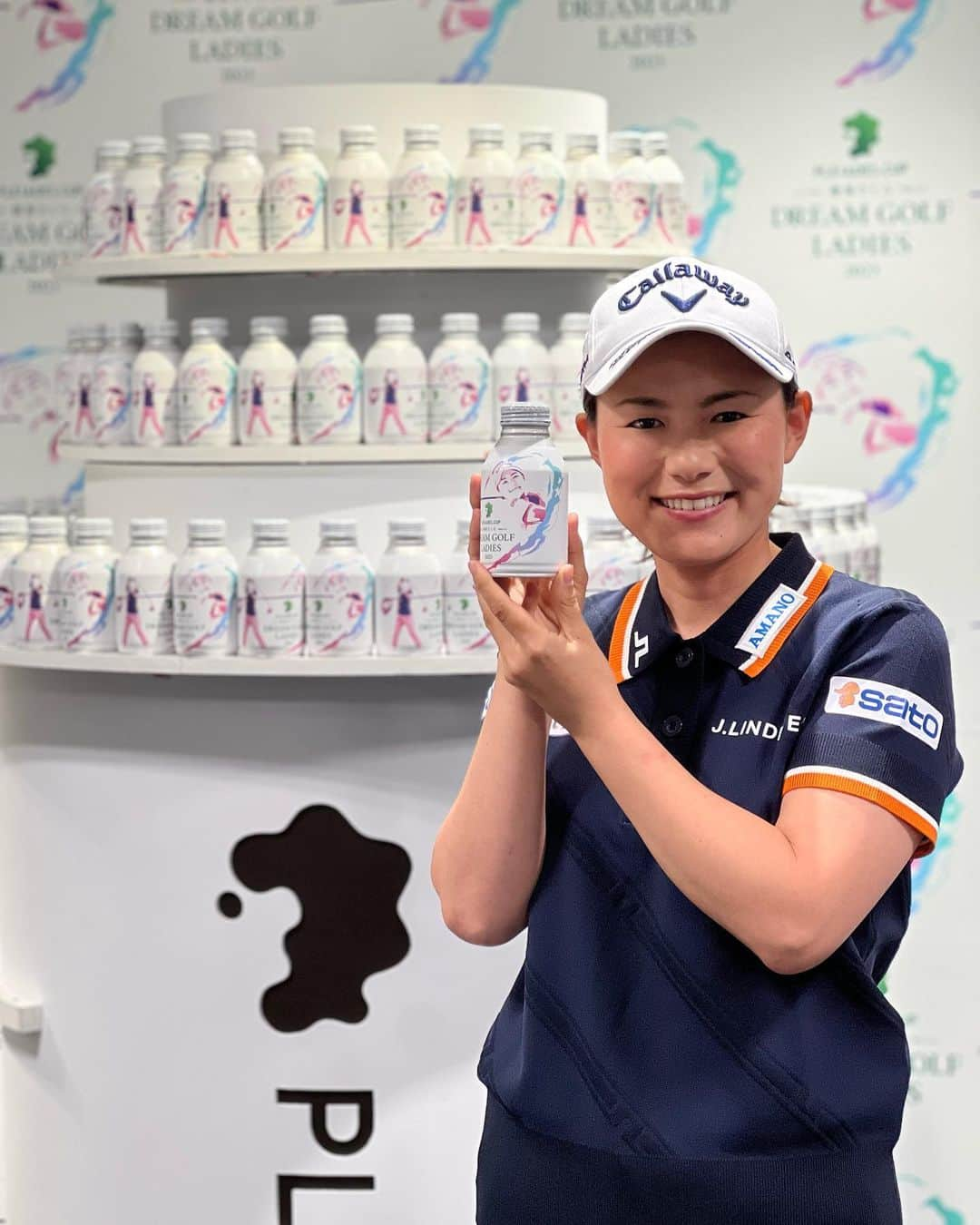 横峯さくらさんのインスタグラム写真 - (横峯さくらInstagram)「この度 「PLEIADES CUP 横峯さくら DREAMGOLFLADIES 2023」 を株式会社 Greater Fukuoka様とスタートすることになりました⛳️ @pleiades.official   プロ選手とアマチュア、高校生が本気で戦える場を作りたいと考えていた時に萩野郁夫社長と出会いそれを形にして頂きました。  大会は7⽉14⽇（⾦）の⽇程で、福岡県⽷島市にある福岡雷⼭ゴルフ倶楽部を舞台に、プロ選手20名、プロテスト合格を目指す選手・アマチュア選手20名（九州・沖縄中⾼⽣を対象）の合計60名の選⼿で開催します。  私自身、小学生の時にテレビマッチでプロ選手とプレーしたことがプロを目指す大きなモチベーションになりました。ジュニアゴルファーのみんなにそんな経験をして欲しい、そんな機会を作りたい。今回はそんな思いが詰まった大会になります！  試合当日に向けて、本気のプロと戦う「経験」と「チャレンジ」の場を作って行きたいと思います！  “PLEIADES”は2023年より始動した九州発の飲料ブランドです。 今回はなんと！大会の缶を作って頂きまし ✨ すごく素敵なデザインをありがとうございます❗️  これからも大会についての情報の更新をしていきますので引き続きよろしくお願いします😊  参加希望の選手のエントリーはプロフィール欄のリンクをご覧ください！  #pleiades #pleiadescup #PLEIADESCUP 横峯さくらDREAMGOLFLADIES #女子ゴルフ #女子ゴルファー #福岡雷山ゴルフ倶楽部 #チャレンジ #経験 #アマチュア #ジュニアゴルファー #ゴルフ #横峯さくら #ゴルフ #プロゴルファー #お茶 #缶 #ボトル #飲料 #九州 #ドリンク」5月9日 19時37分 - sakura_yokomine