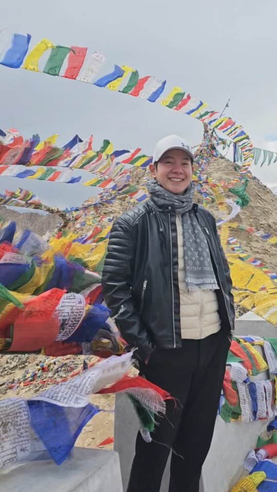 アイス・サランユーのインスタグラム：「Time to face reality🤍✈️🤍 ช่วงเวลาแห่งความสุขมักผ่านไปไวเสมอ ได้เวลากลับสู่โลกของความจริง และหาความสุขในโลกนั้นให้เจอ  เพราะพลังงานที่ดีคือพลังของความสุข #lehladakh #india  #icesarunyuaroundtheworld」
