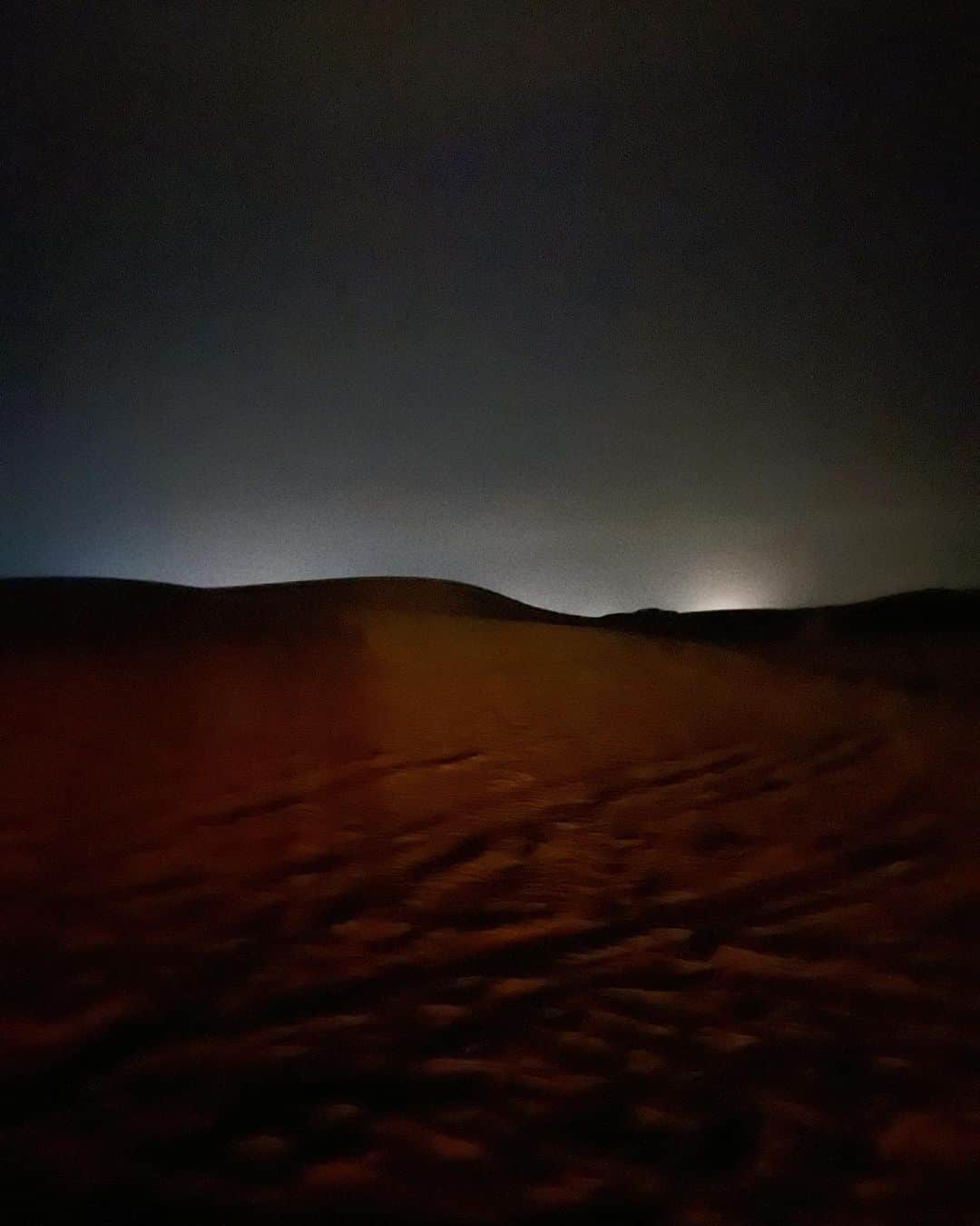 一双麻希 さんのインスタグラム写真 - (一双麻希 Instagram)「この景色を見た時、 自らこの地を選んで旅しにきて、 長い道のりを超えて来て良かったなと思いました。 この砂漠の景色だけでなく、 砂漠までの道のりでモロッコを知ることが出来たことも本当に良かった。 連れて行ってくれたラクダさんも、ありがとう。✨😌  📍サハラ砂漠 #saharadesert    メルズーガ #merzouga   #いっそうまき旅行記  #サハラ砂漠 #サハラ砂漠ツアー   #モロッコ #マラケシュ  #morocco  #marrakesh #moroccotravel #worldtraveler #europetrip #モロッコ旅行 #モロッコ観光 #ヨーロッパ旅行 #مراكش#المغرب جامعالف #旅が好き #旅好き女子 #旅好きな人と繋がりたい #海外旅行 #海外一人旅 #女一人旅 #山ガール #自然が好き #アウトドア好き #山好き #キャンプ好き #キャンプ女子 #写真部」5月9日 19時39分 - isso_maki315