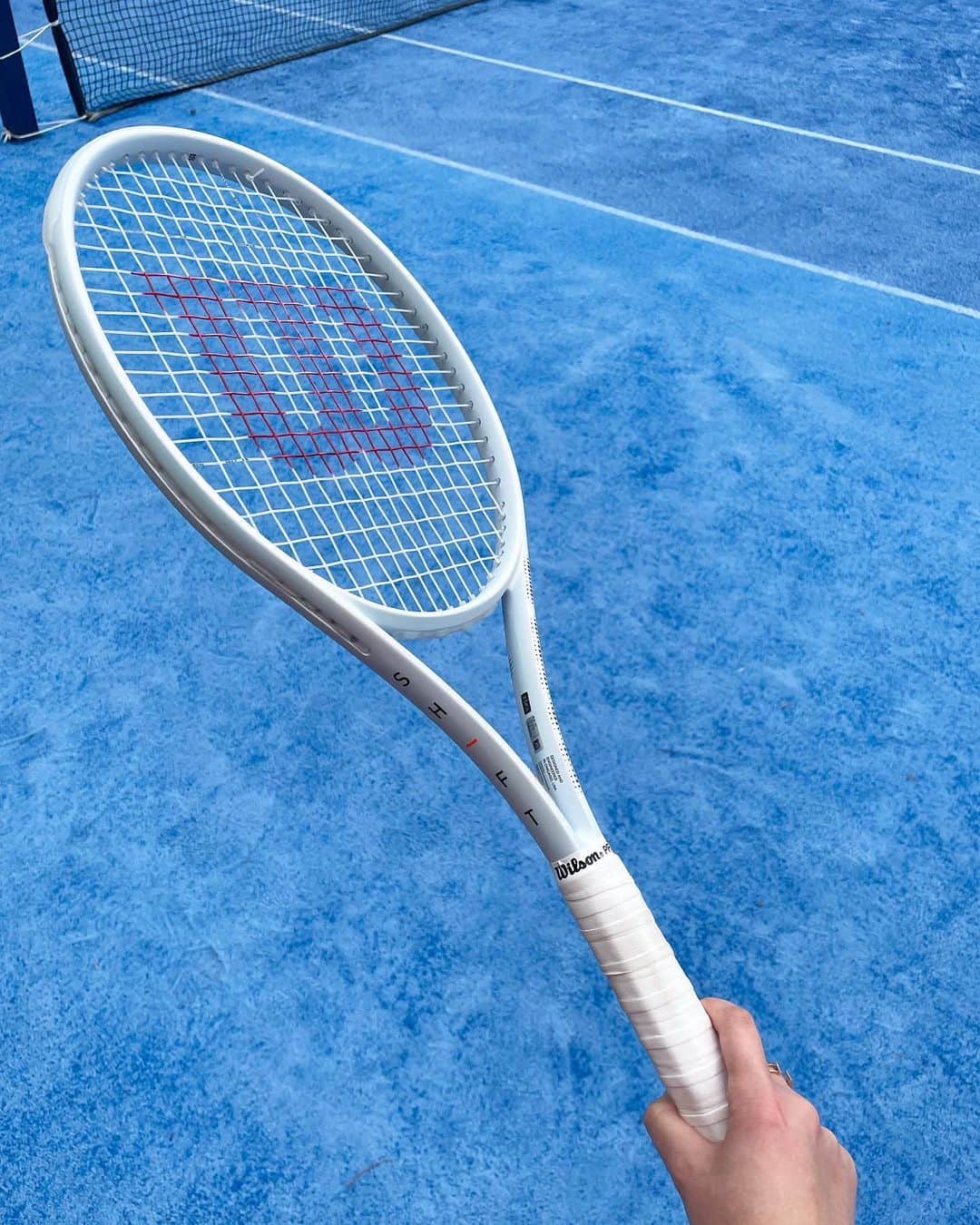 西口真央さんのインスタグラム写真 - (西口真央Instagram)「Wilson の「SHIFT」🎾 スタイリッシュでおしゃれなラケット！！！ おしゃれなだけじゃなくて、ボールが入る入る🥹 硬いラケットが好きで、でも硬すぎず！！毎回気持ちよく打ってます！  W LABS SHIFT BAG もお気に入り！！  #Wilson #tennis #racket #wshirt  #ウィルソン #テニスラケット #シフト #新時代へシフトする」5月9日 19時42分 - maaaaaaaoo_1003