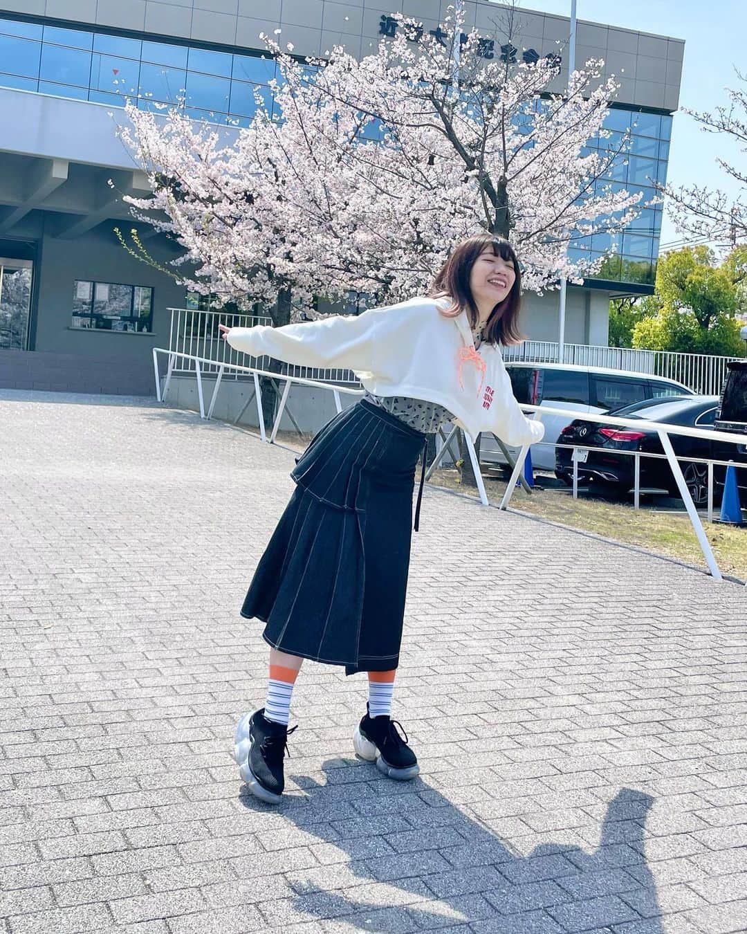 ぱいぱいでか美のインスタグラム：「近畿大学入学式の記事読んでね🧡 . 先月末、何とは言わずに「西へ……」と更新していたストーリー 実は近畿大学へ取材に伺っておりました！ 近畿大学名物の入学式が3年ぶりの開催ということで 私も3年ぶりにお邪魔してきました✨ つんく♂さんにもインタビューさせて頂き 内容の濃い記事になったのでぜひ読んでみてください👀 ストーリーにリンク載せておきます！ 告知のツイートもRTしてくれたら嬉しの極み弁当です🍱  服！ 3枚目顔盛れてなさすぎたけど 前傾姿勢すぎて面白いので載せます LSBの激短パーカー、こういうアイテムひとつは欲しかったからこの春よく着てた🫶🏻 最近暖かくなってきて嬉しいけどTHE春服って感じの出番減るのさみしい 靴下は上國料萌衣さん @moe_kamikokuryo.official がモデルをされている 靴下屋のものです！ この靴下のおかげでとある近大生とも打ち解けられました🫶🏻 ぜひ記事で確認してね🧦 . #近畿大学 #kindaipicks #つんく♂ さん💖 #littlesunnybite #honeymihoney #chouettelatte  #靴下屋 #grounds #でか美衣装 #でか美私服 #でか美ちゃん  #大阪仕事って #いつもバタバタすぎるけど #この時はマネージャーとご飯食べてから帰れた #嬉し #りくろーおじさん買う余裕もあった #最高」