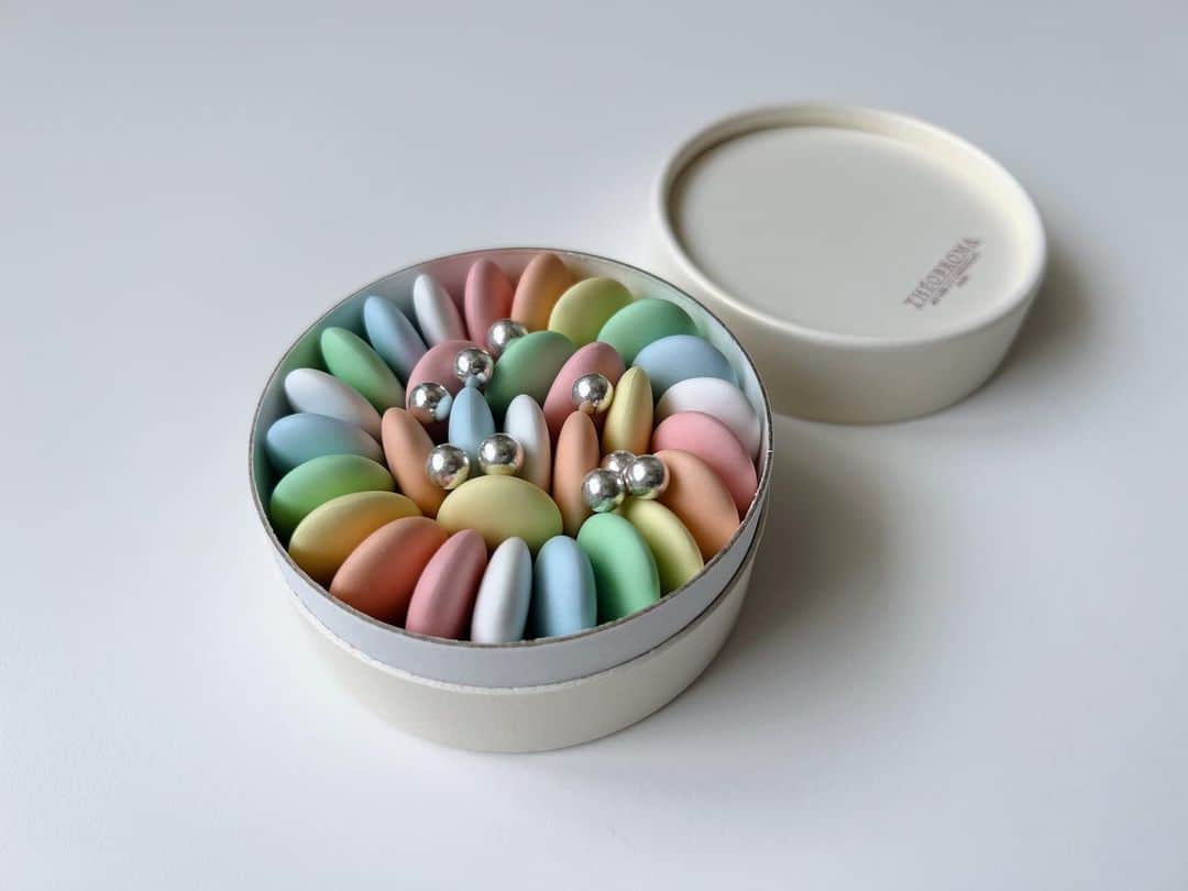 のインスタグラム：「Theobromaのセシル ドラジェ🎁 妹からのプレゼント🤍  パステルカラーが春色でとっても可愛いの！ 食後に少しずつ食べるのが貰った日からの幸せ🕊️  #Theobroma」
