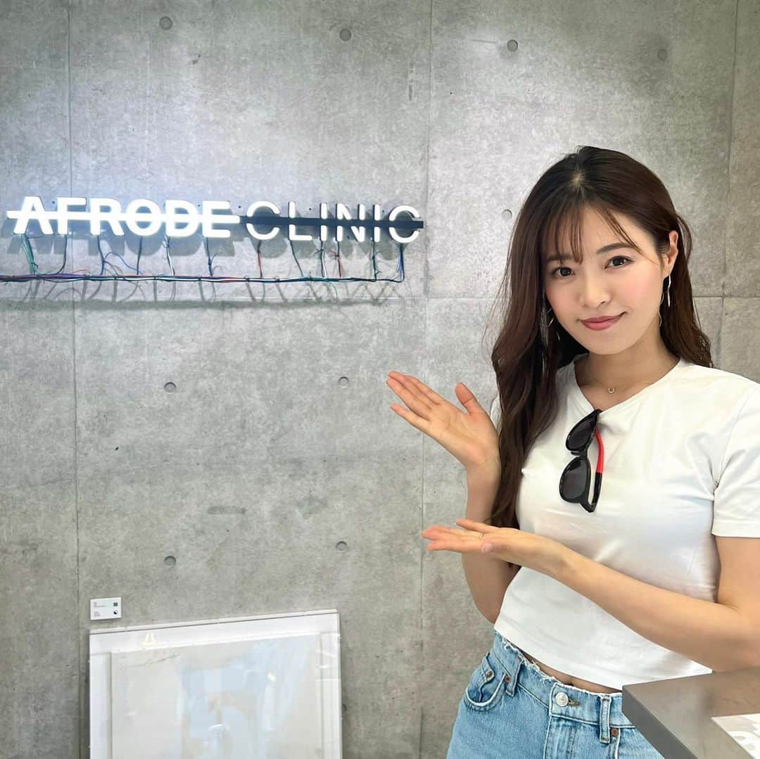 高橋としみのインスタグラム：「表参道にあるオシャレなクリニック @afrode_clinic で肌ケアしてきました✨  毛穴の汚れをとり、ピコレーザーしてきたよ♥️ レーザーは痛みもなく、途中で寝てしまいました😦 寝てるだけで綺麗にキレイになれるとは、 このことですね🤣  直後はお肌ツルツルでビックリ！ そして1週間くらいからお肌の調子最高でした！ これから定期的に通おうと思います🥰  お家ケアは3種の幹細胞成分を配合✨ 開発に1年半をかけたオールインワンゲル こちら使ってみました😊 サラサラでベタつかないのに潤いがすごい🫶  ちなみに飾られているアート作品は 購入もできるそうです😳 定期的に変わるとのことなので、 次行く時も楽しみ✨✨　  #表参道#ピコトーニング #ピコレーザー#美肌#美容好きな人と繋がりたい」