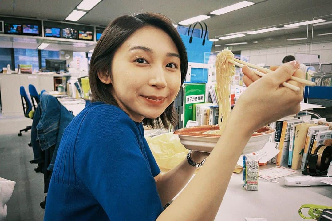 MBSアナウンサー公式さんのインスタグラム写真 - (MBSアナウンサー公式Instagram)「☀️ 朝ごはんを食べようとしていた 野嶋アナ。  なんと朝からビーフン！  神戸で取材をしたときに 食べたビーフンでハマってしまい、 好きな食べ物になったそうです。  朝ビーフンで 大コーフンってか！  #アナウンサー #ビーフン #朝ビーフン #ビーフンサー」5月9日 19時50分 - mbs.ana