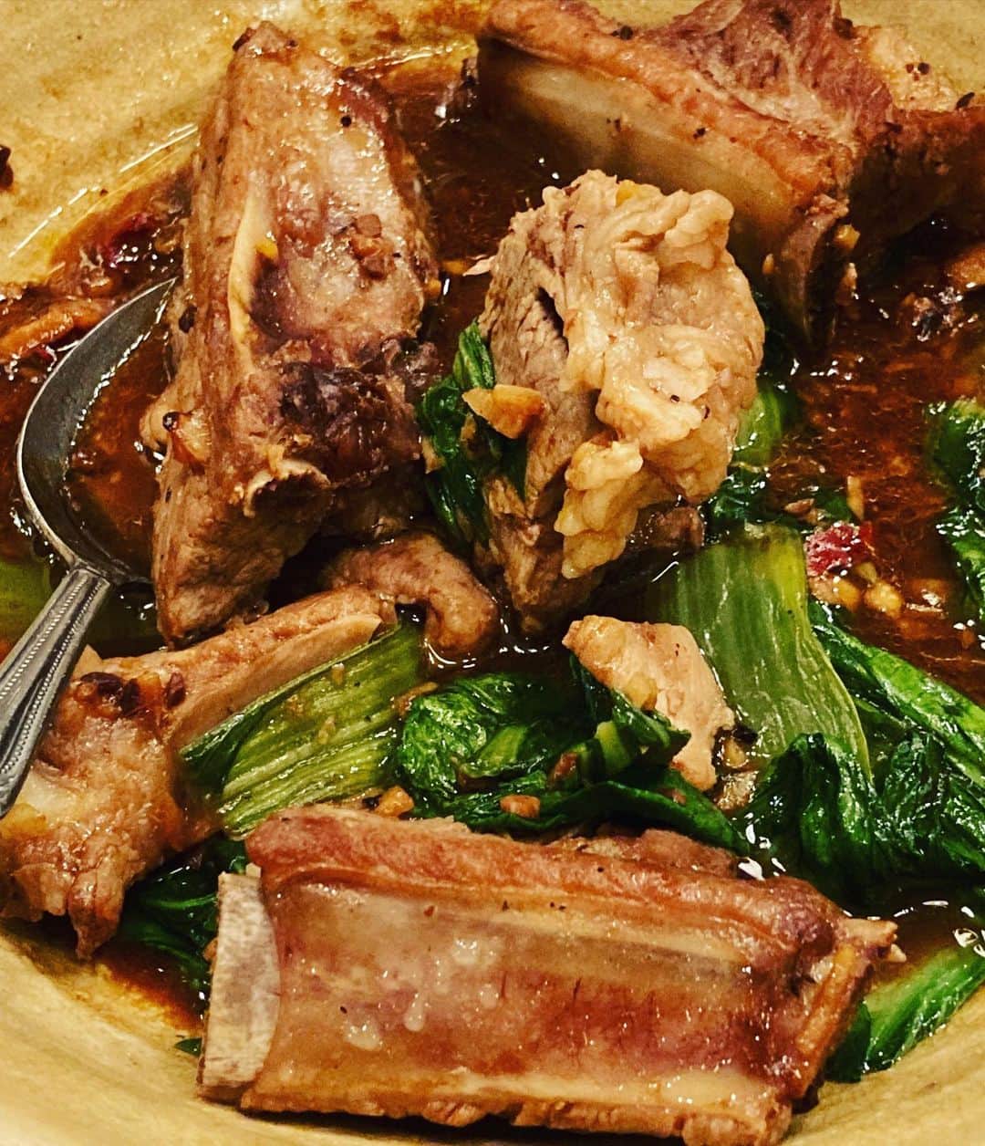 井上荒野のインスタグラム：「夫作。スペアリブの豆豉煮。写真撮る前にガツガツ食べちゃったからアップで。おーいーしーかったー❤️」