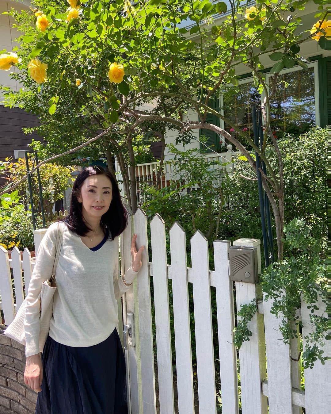 田村翔子のインスタグラム：「この季節は実家のお庭がとてもきれいです🌸  先日、友人に「あなたの代になったらこのお庭は駐車場になっちゃって、きっと花なんて咲いてないわね。」と言われ、その通りだと思いました💦 母のように花をきれいに咲かせる自信はまったくありません😅  #ガーデニング#花のある暮らし #田村翔子#ライフスタイル#gardening#lifestyle」