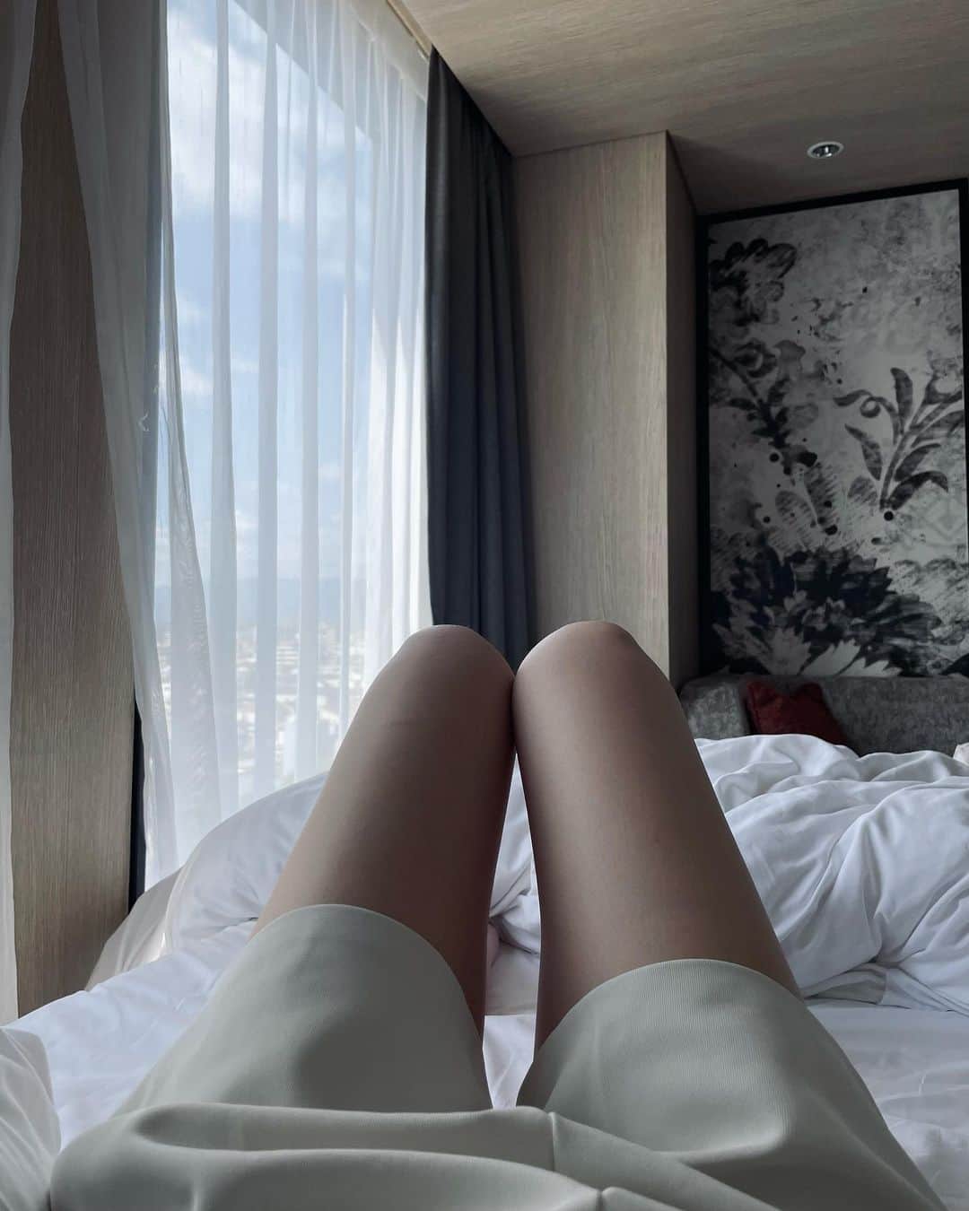 RYOさんのインスタグラム写真 - (RYOInstagram)「むくみない朝は気分がいい🙂✌🏻🤍  一日中座ってたりお酒飲みすぎちゃった 次の日はこの隙間が埋もれる。本気で🐘  どんなに眠くてもお風呂上がりのマッサージは 欠かさず行うようにしています🌙 (昨日は体力無理すぎてご飯食べて即効寝た🥹反省  このホテル綺麗だったな〜ん 🛏💭   #kyoto #hotellife」5月9日 19時52分 - 24kry