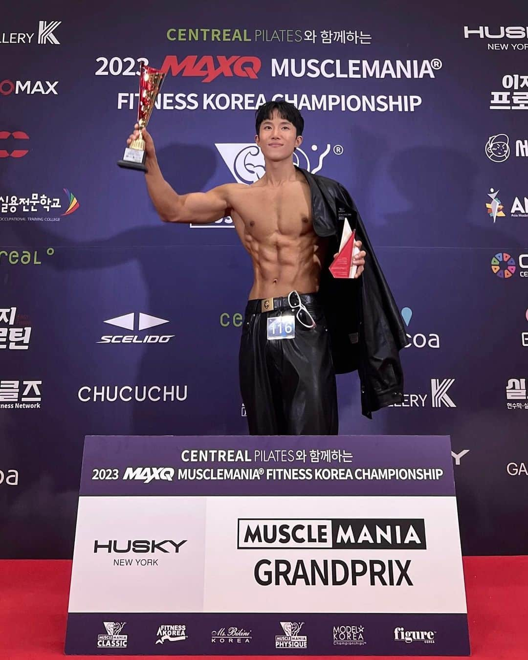 ソンハクのインスタグラム：「머슬마니아 피트니스 부문 그랑프리🥇🏆, 커머셜모델 부문 2위🥈」