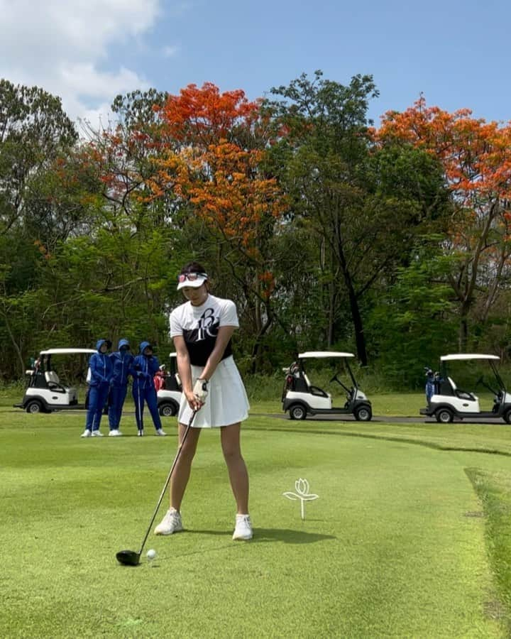 あやののインスタグラム：「タイガーウッズ🐯の海外初優勝の地 タイカントリーにて⛳️🤍 ミニコンペでお邪魔しました♪  @fusodream_official  のドライバーが 爆飛びすぎて同組の方とキャディさんが 一生驚いててくれて気持ちよかった🤤💕笑笑 何球かメンズをOver Driveして もしくは横に並んでたりして キャディさんずっと笑ってた🤣 レディボーイ疑惑沸いたかもwww  最後にタイガー🐯のボール買って帰ったよ❤︎ 大事につかおーっと！  さてと、コンペの結果は 全くハマらずで下から数えたほうが 早いくらいでした😮‍💨残念  明日はおっきいコンペなので がんばります⛳️🫡✨ 応援してねっ？  wear @1piu1uguale3_golf   #golf#golfswing #golfwear  #ゴルフ旅#ゴルフコンペ#海外コンペ #ゴルフウェア#タイカントリー#タイガーウッズ」