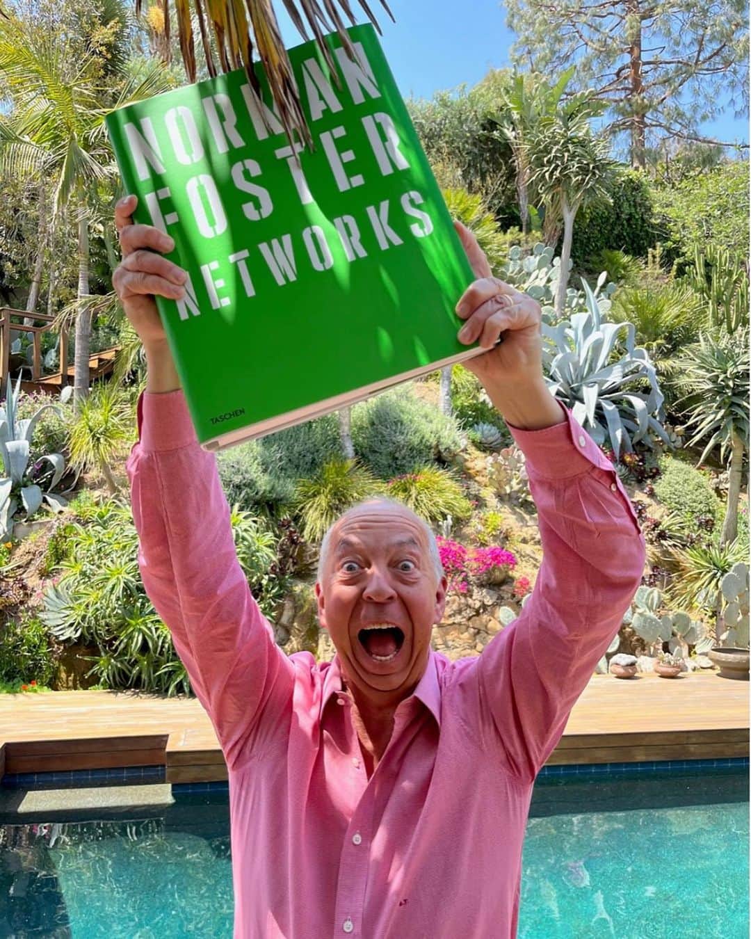 ノーマン・フォスターのインスタグラム：「Benedikt Taschen celebrating the new monograph we did together」
