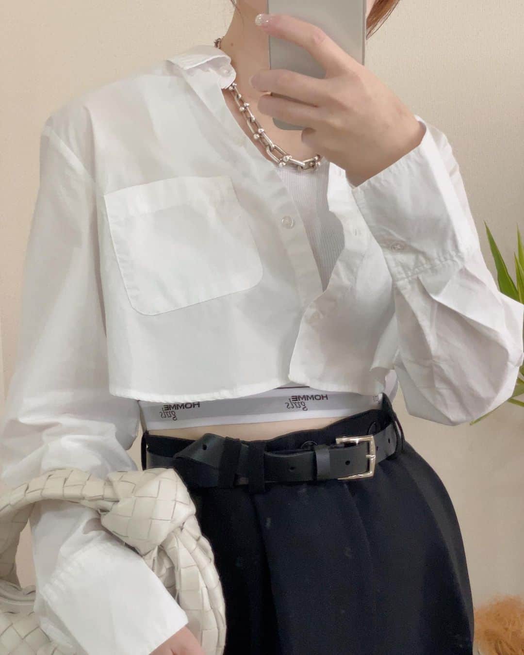 akiii031のインスタグラム：「久しぶりにモノトーン🐼  このpants可愛いすぎた🫠🖤  shirt @hm  inner @hommegirls  pants @gypsohila.jpn  belt @ca_ito.jpn  bag @newbottega  necklace @tiffanyandco」